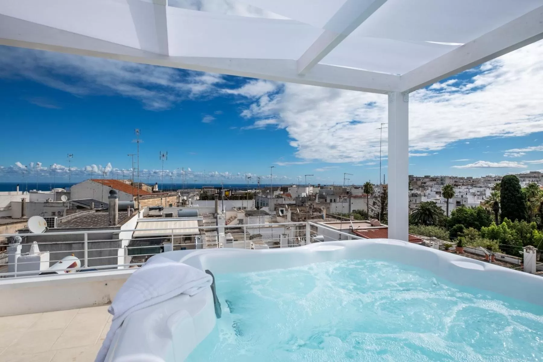 Hot Tub in Dama Bianca Boutique Hotel Ostuni