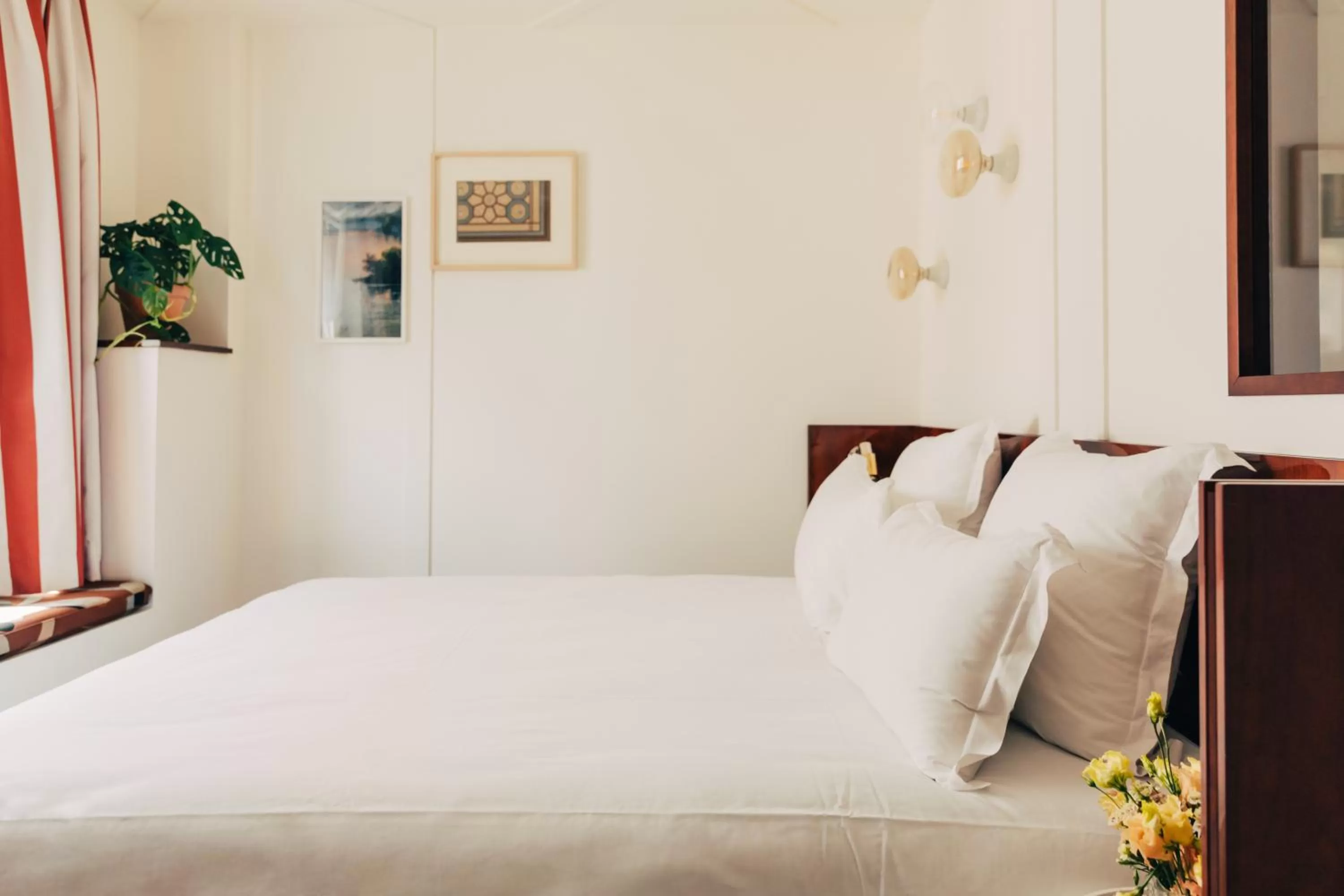 Quiet street view, Bed in Hôtel Wallace Paris, a Member of Design Hotels