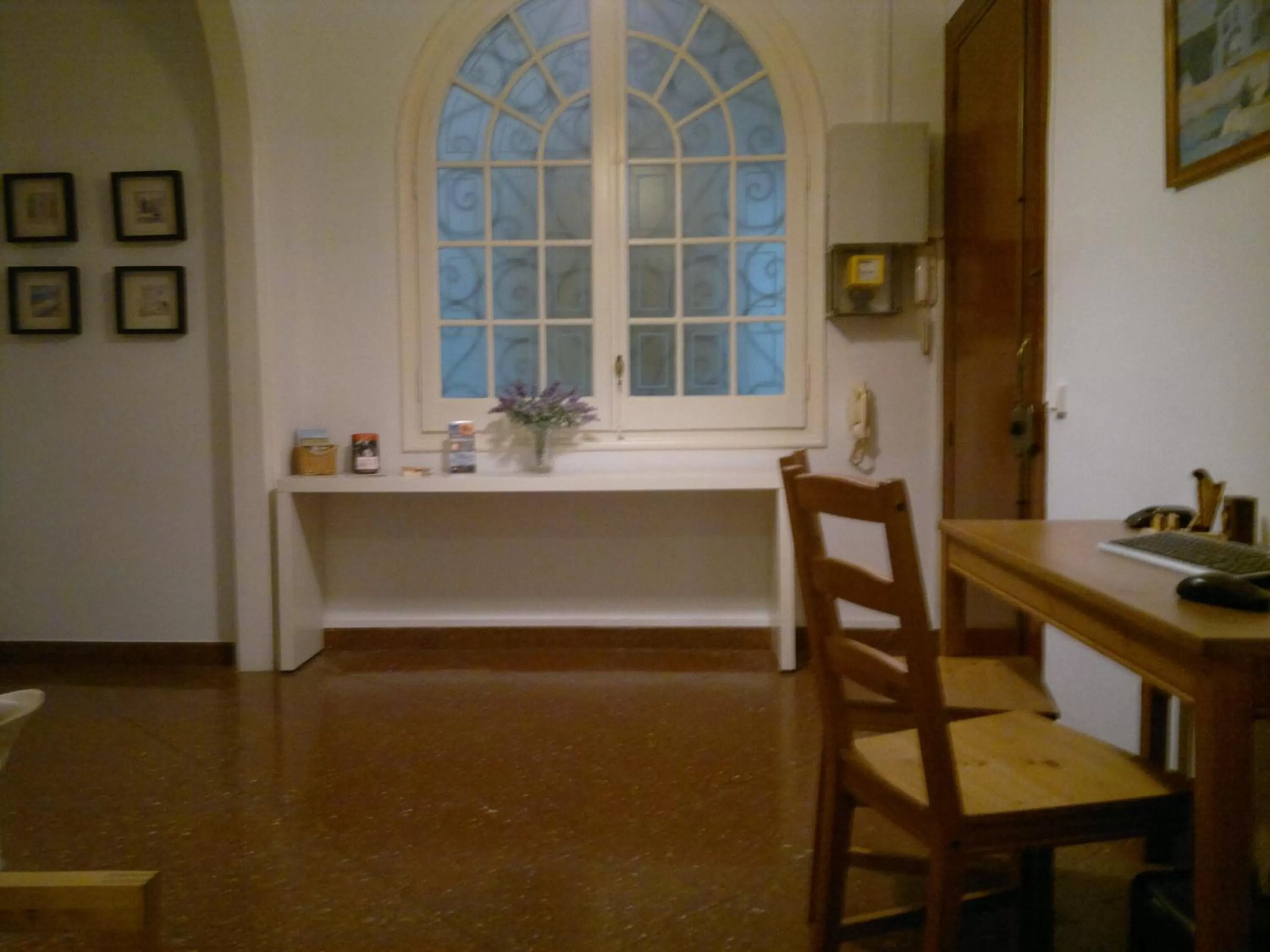 Communal lounge/ TV room, Kitchen/Kitchenette in Ally's Bed&Breakfast,