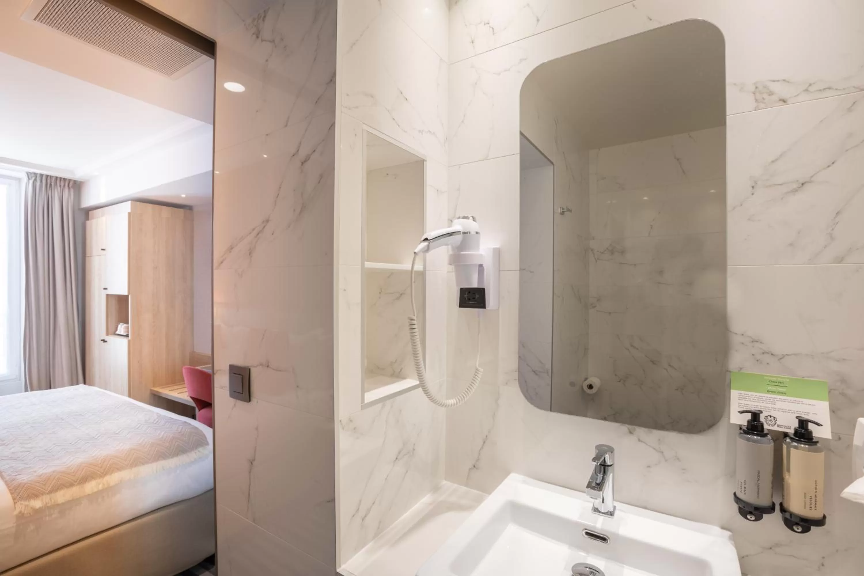 Shower, Bed in Prince Albert Lyon Bercy