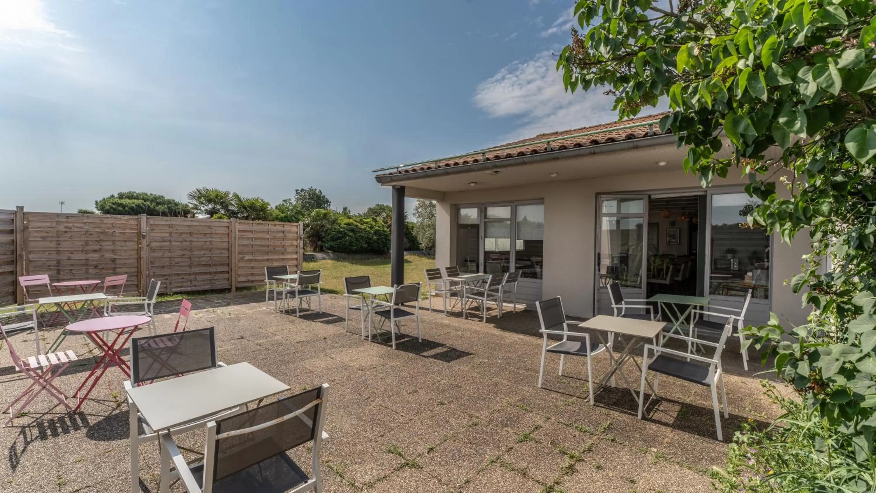 Patio in Hotel Inn Design La Rochelle