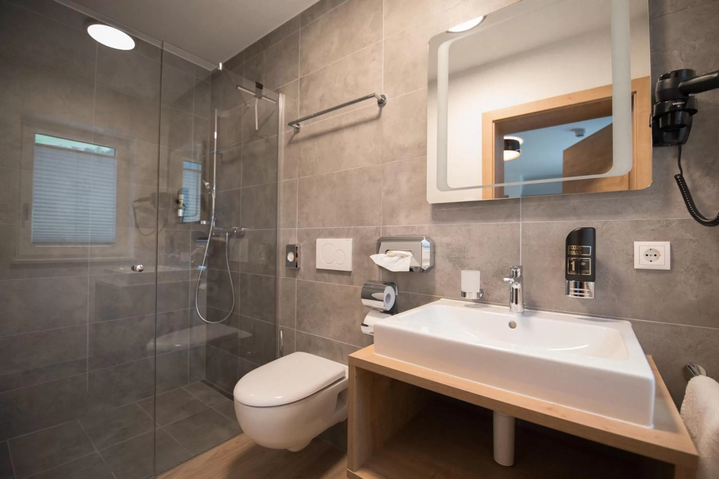 Shower in Das Lenz by Inncomer