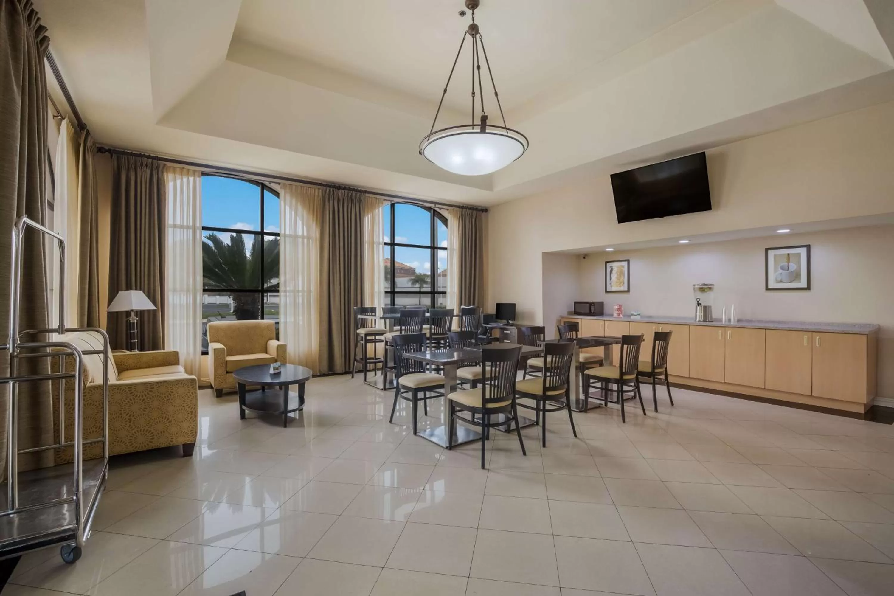 Lobby or reception in Best Western Norwalk Inn