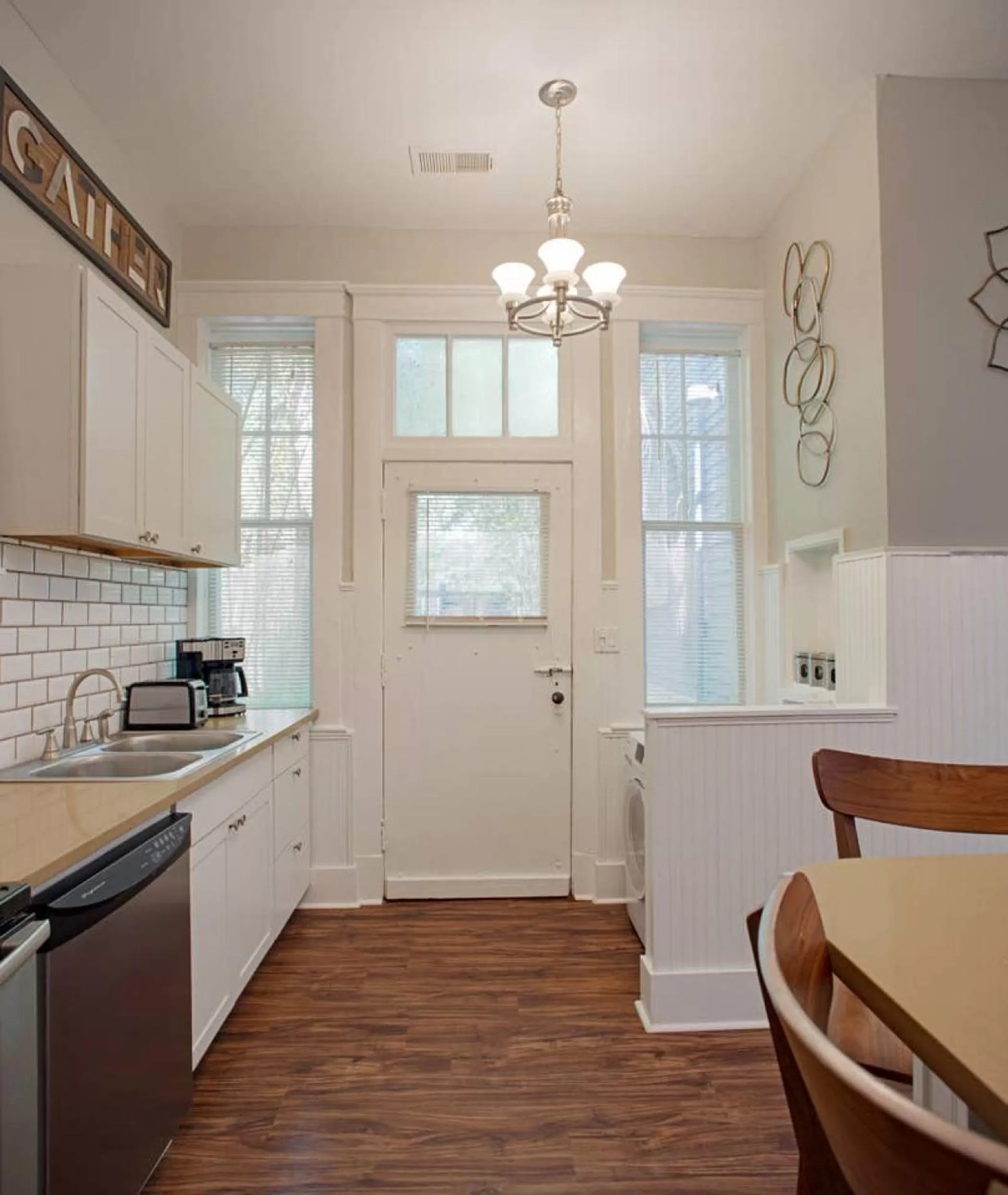 Kitchen or kitchenette in 101 E Waldburg - Cozy Cottage just off of Forsyth Park