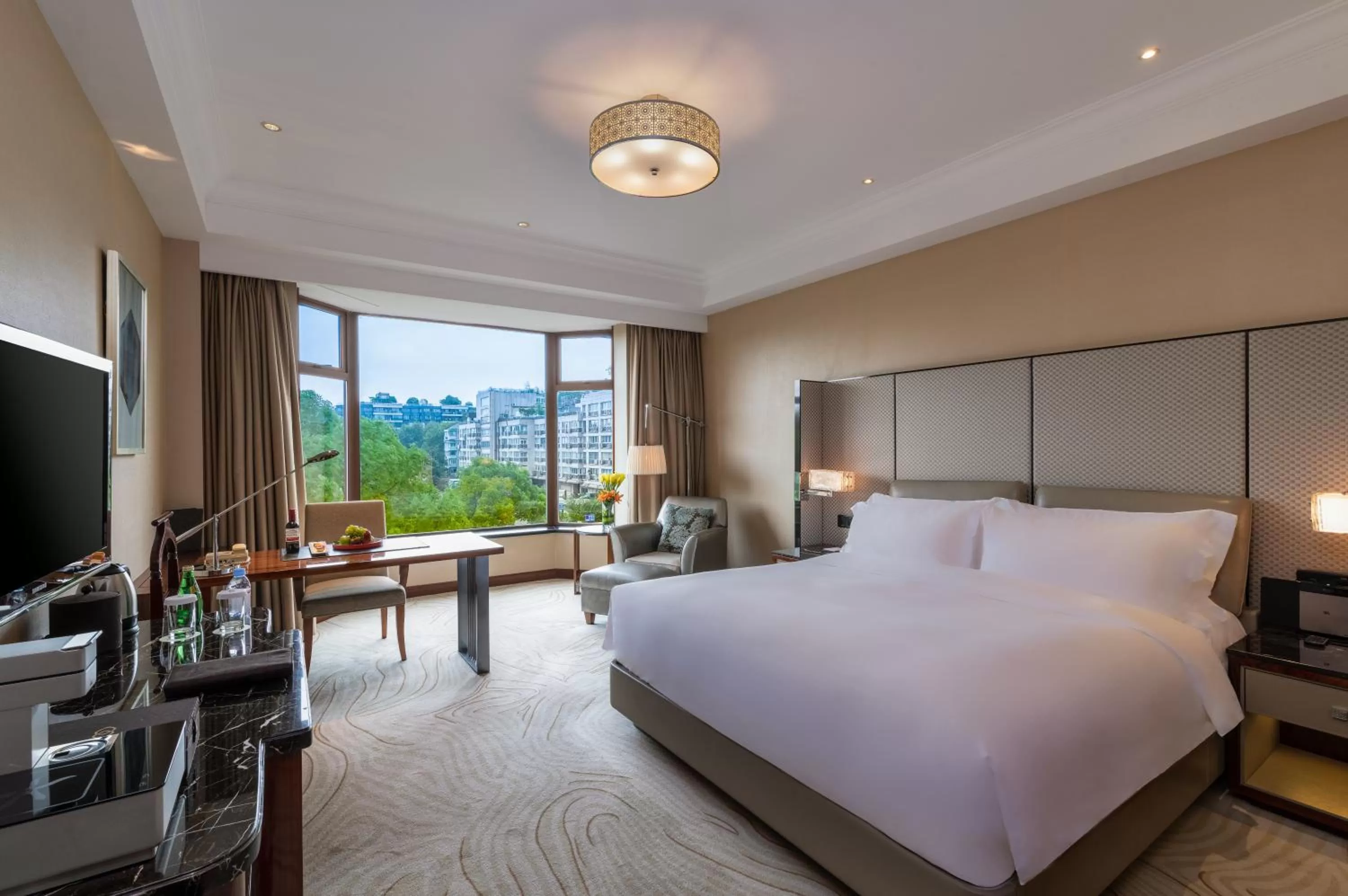 Property building, Bed in Sofitel Hangzhou Westlake - Few steps to West Lake, with panoramic lake view terrace