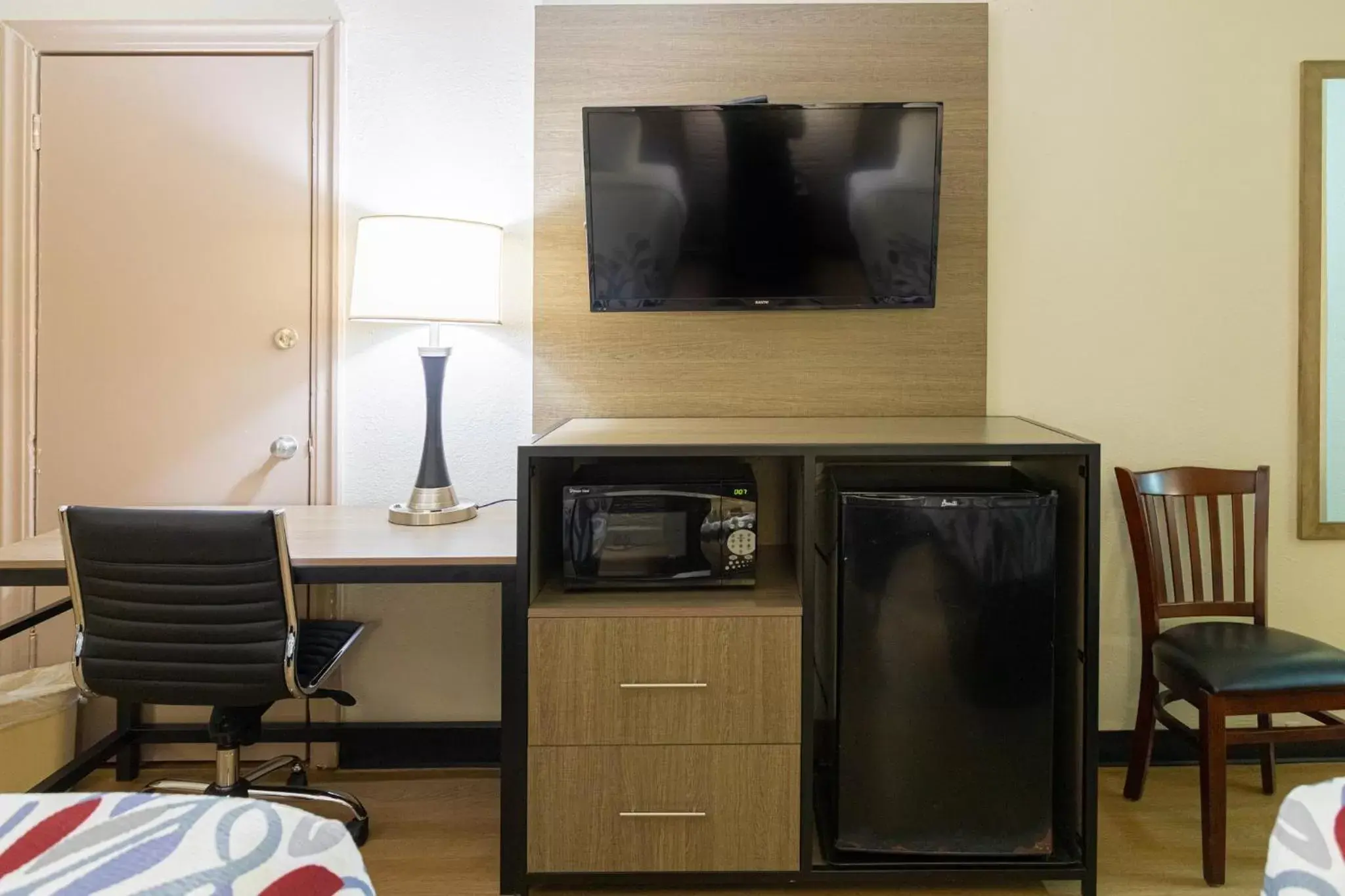 Deluxe King Room First Floor Non-Smoking in Red Roof Inn Savannah - Richmond Hill I-95 Deluxe King Room First Floor Non-Smoking in Red Roof Inn Savannah - Richmond Hill I-95