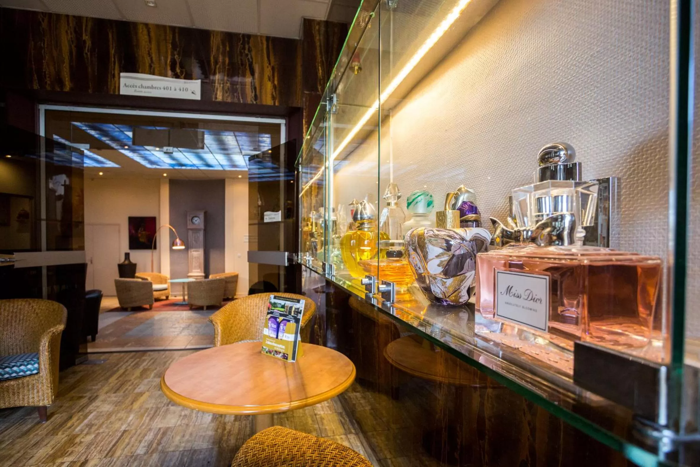 Lobby or reception in Best Western Hôtel Des Voyageurs