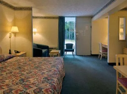 Bed in Howard Johnson by Wyndham Commerce GA