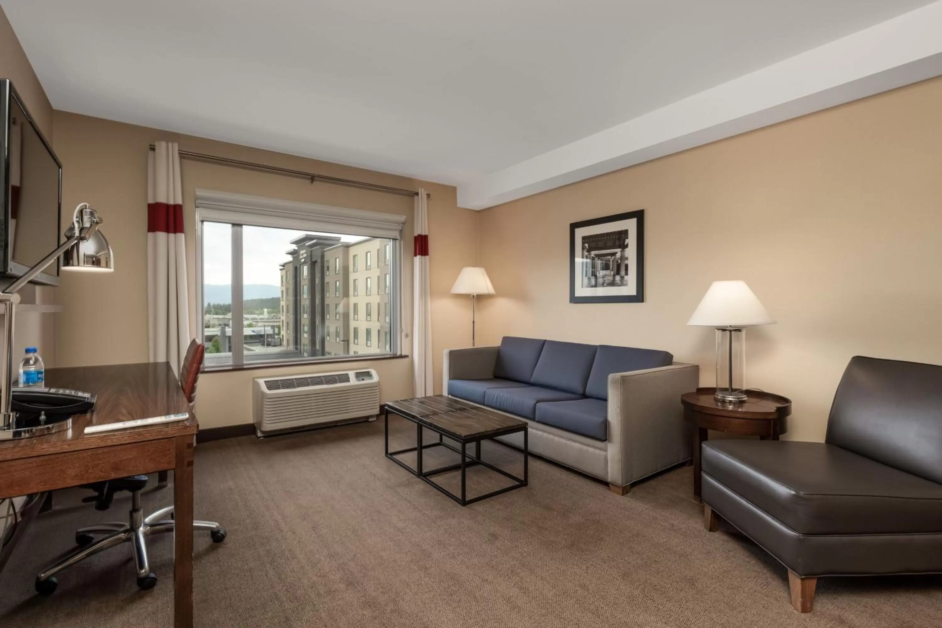 Living room in Four Points by Sheraton Kelowna Airport