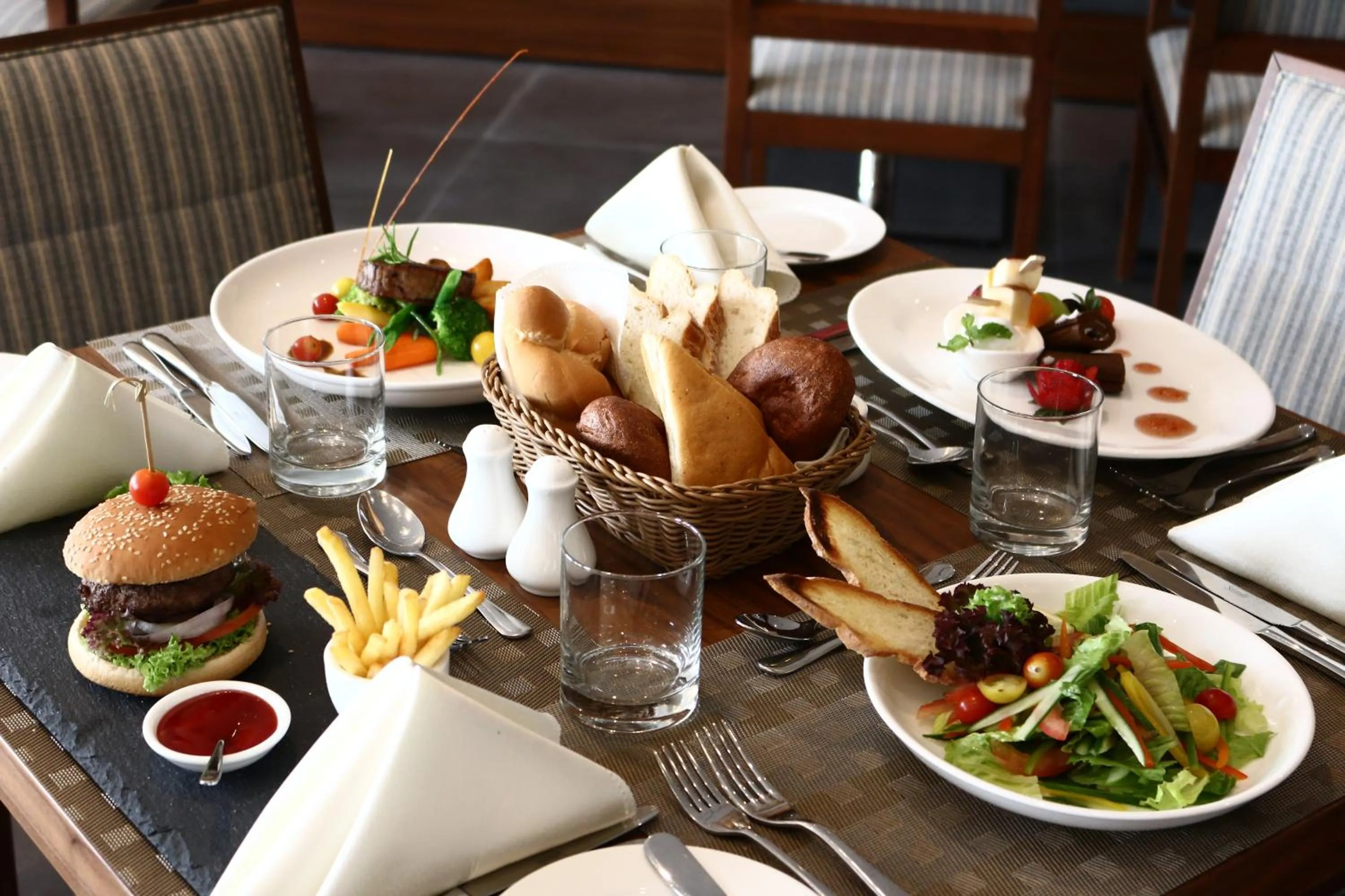 Restaurant/places to eat in Levatio Hotel Muscat