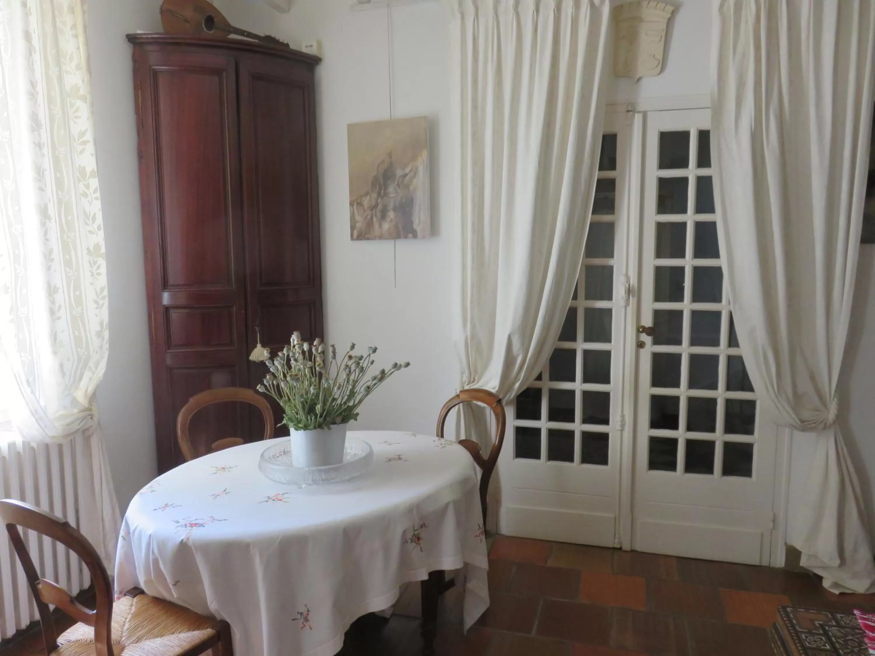 Seating area in Chambres d'hôtes de charme au REFUGE DU PEINTRE prés de St Emilion
