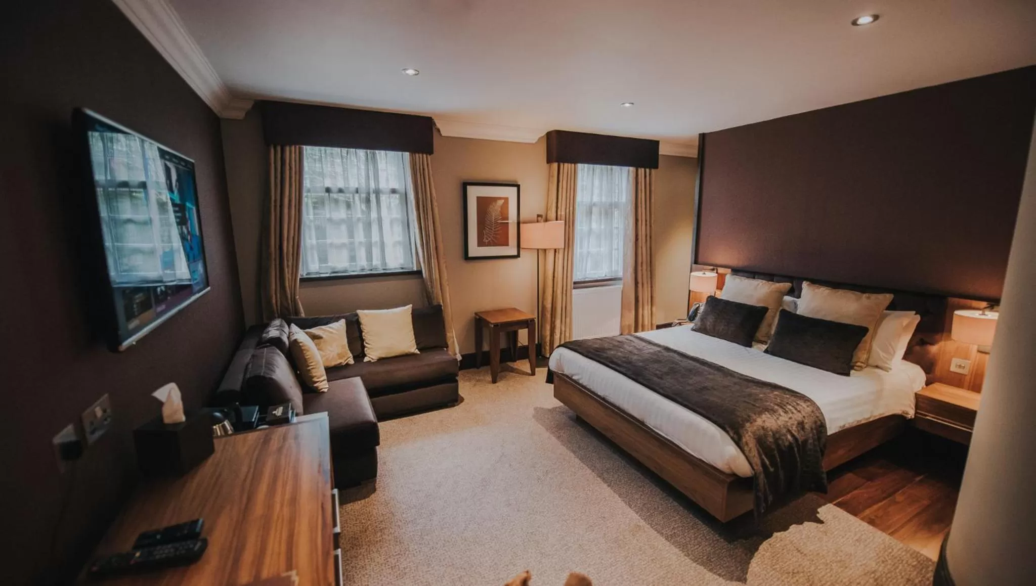 Bedroom, Bed in Busby Hotel