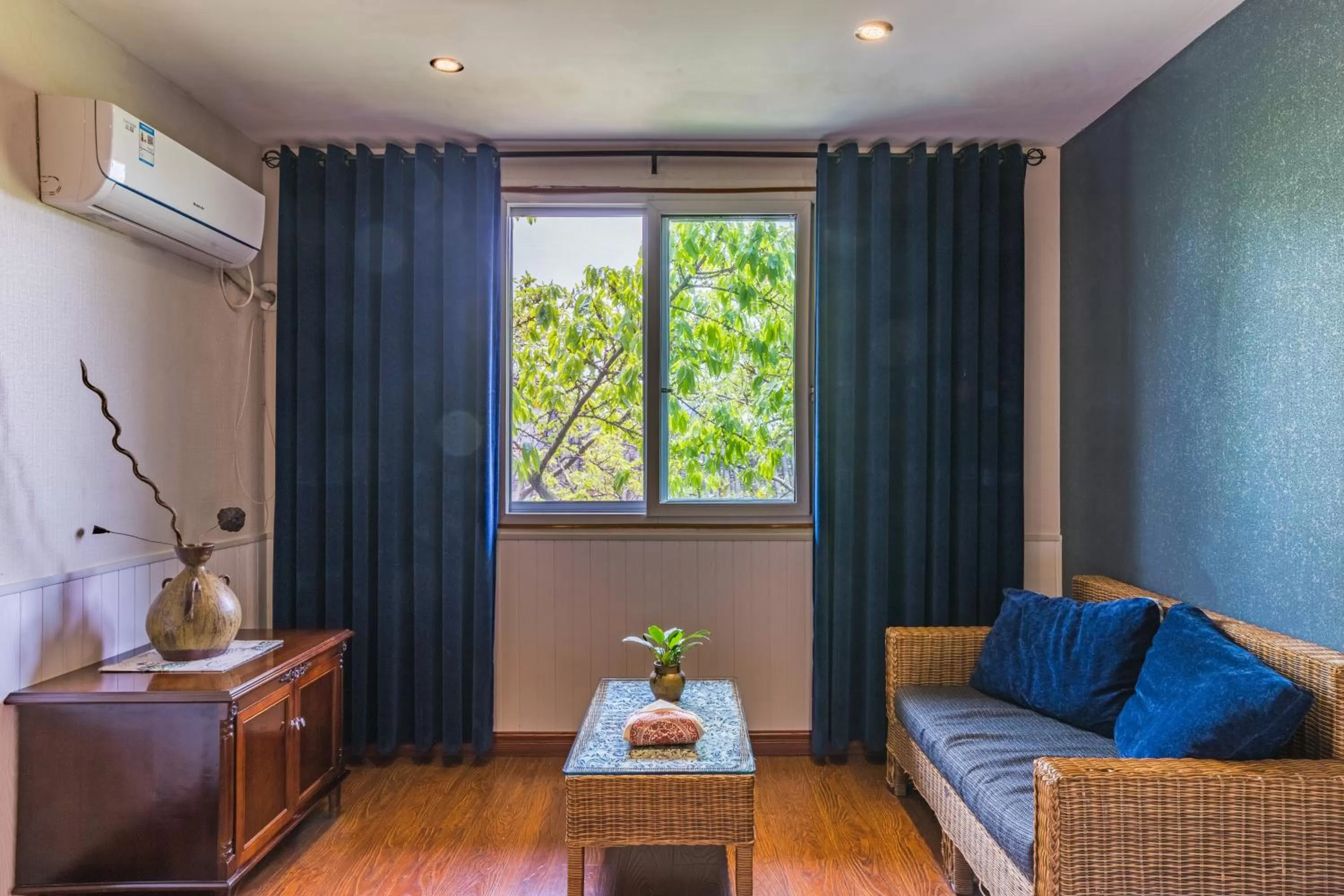 Living room in Wenjun Courtyard Hotel---3mins walk from Tonghuimen metro station ,next to People`s Park, fluent English service ,travel agency