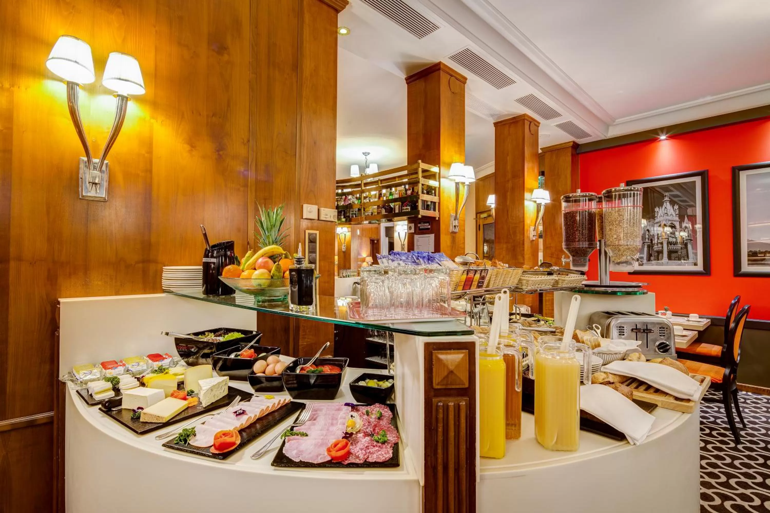 Restaurant/places to eat in Hotel Eden