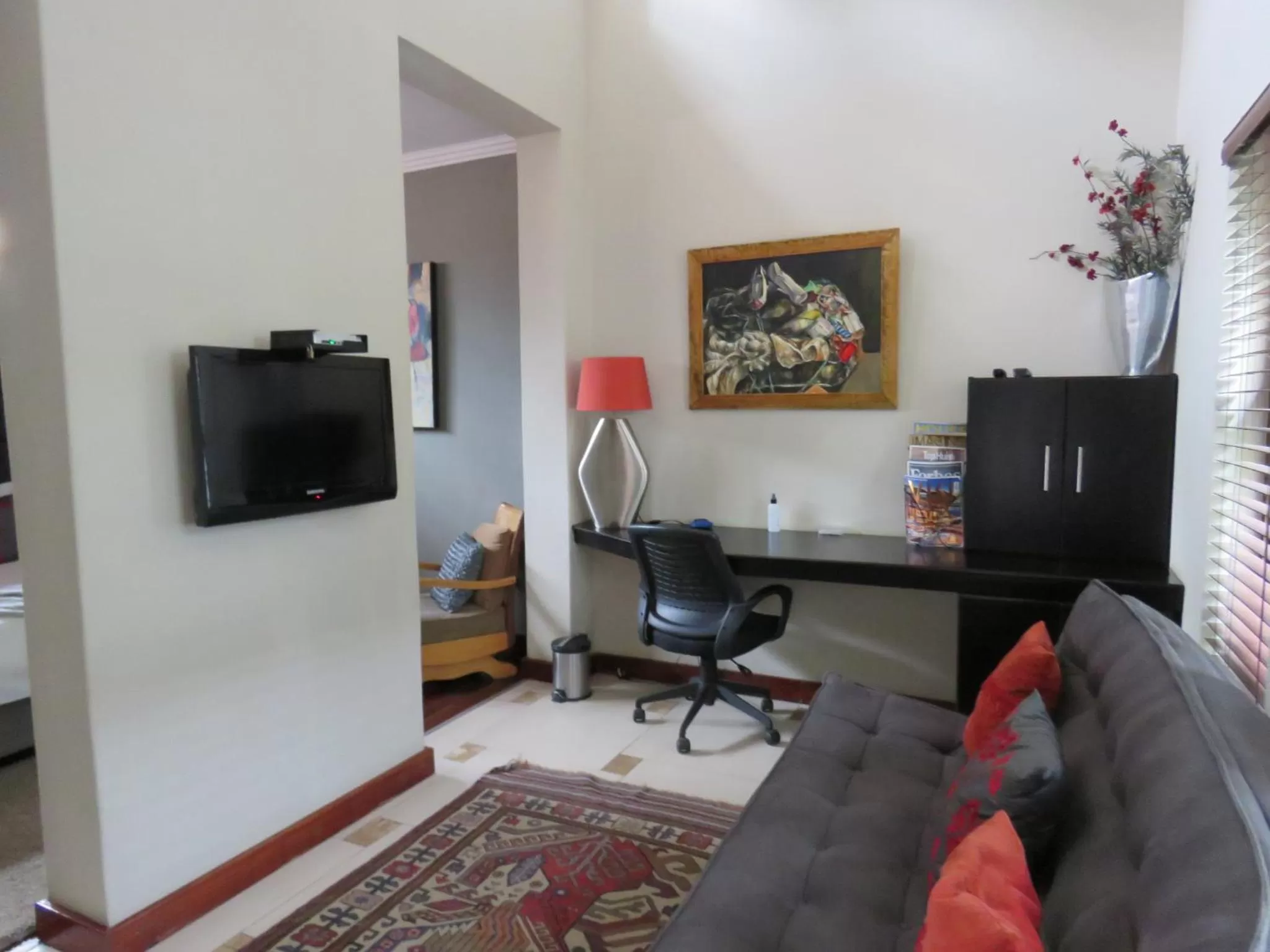 TV and multimedia, TV/Entertainment Center in Jedidja Bed and Breakfast