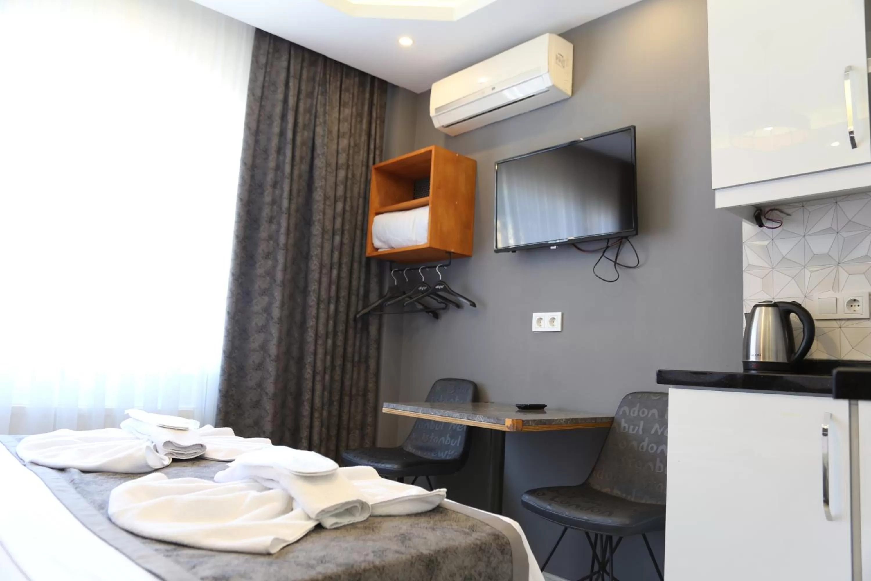 Dining area, TV/Entertainment Center in Arat Apartments