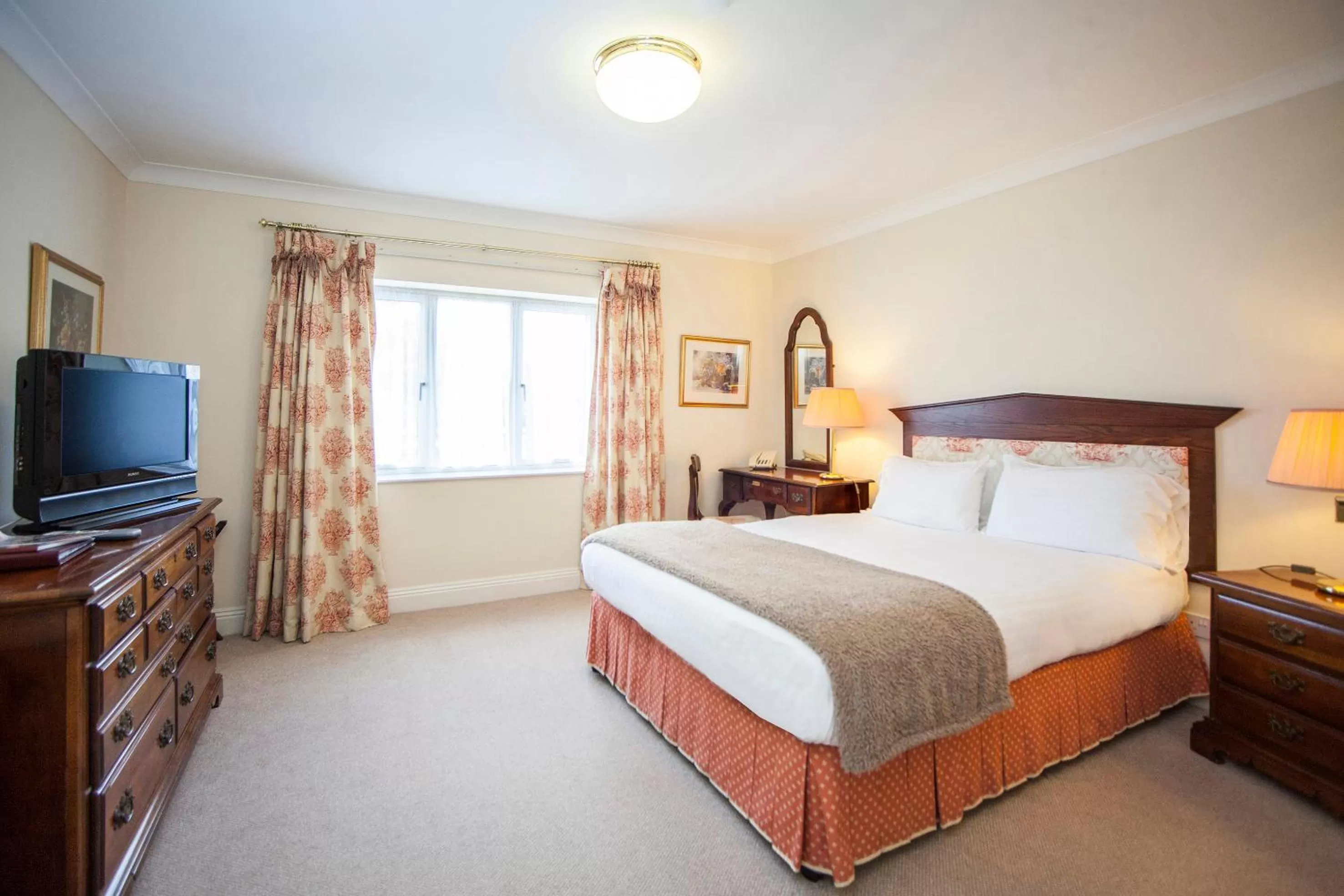 Bed in The Walnut Tree Hotel