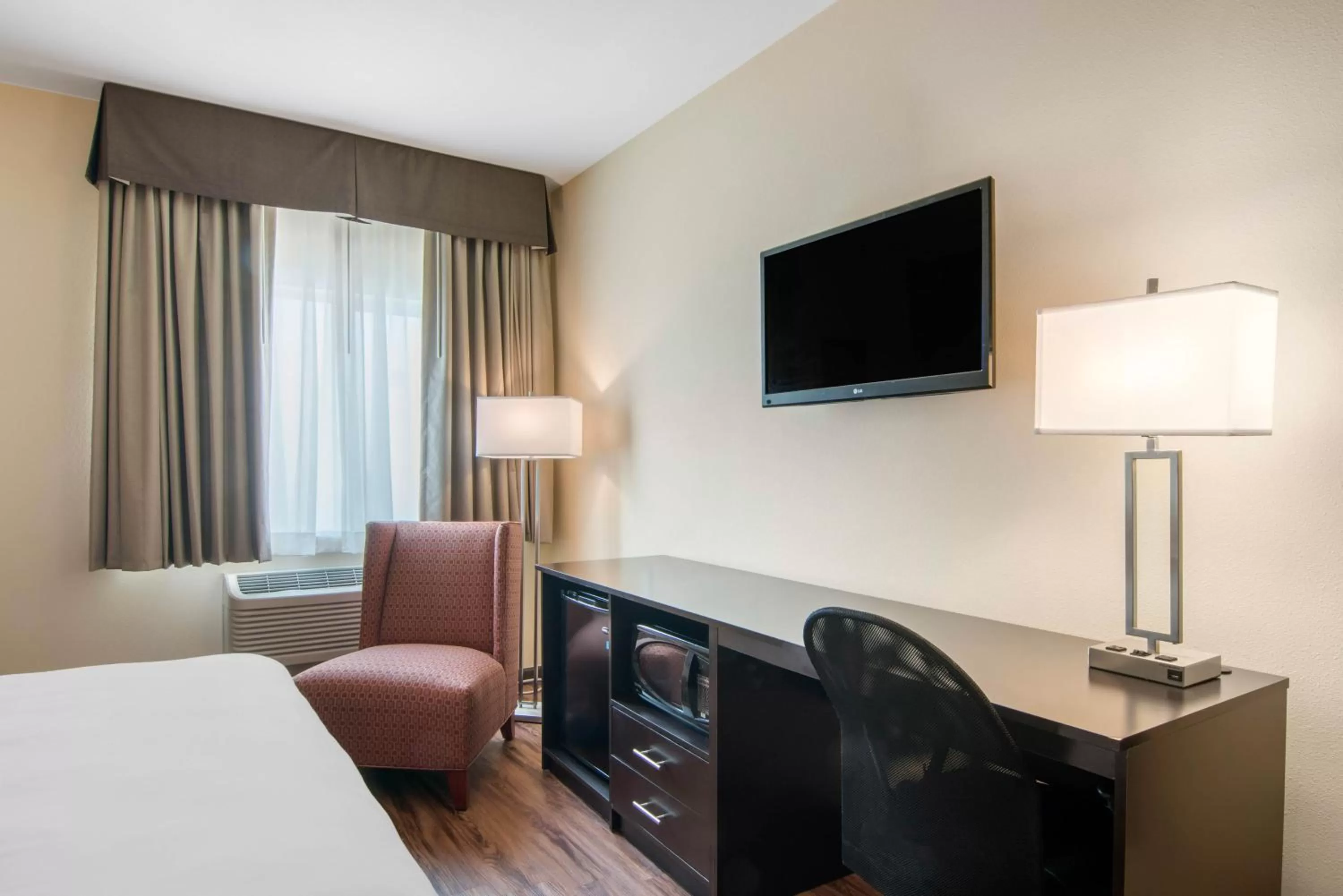 TV and multimedia, Bed in Econo Lodge Inn & Suites Springfield Main Street