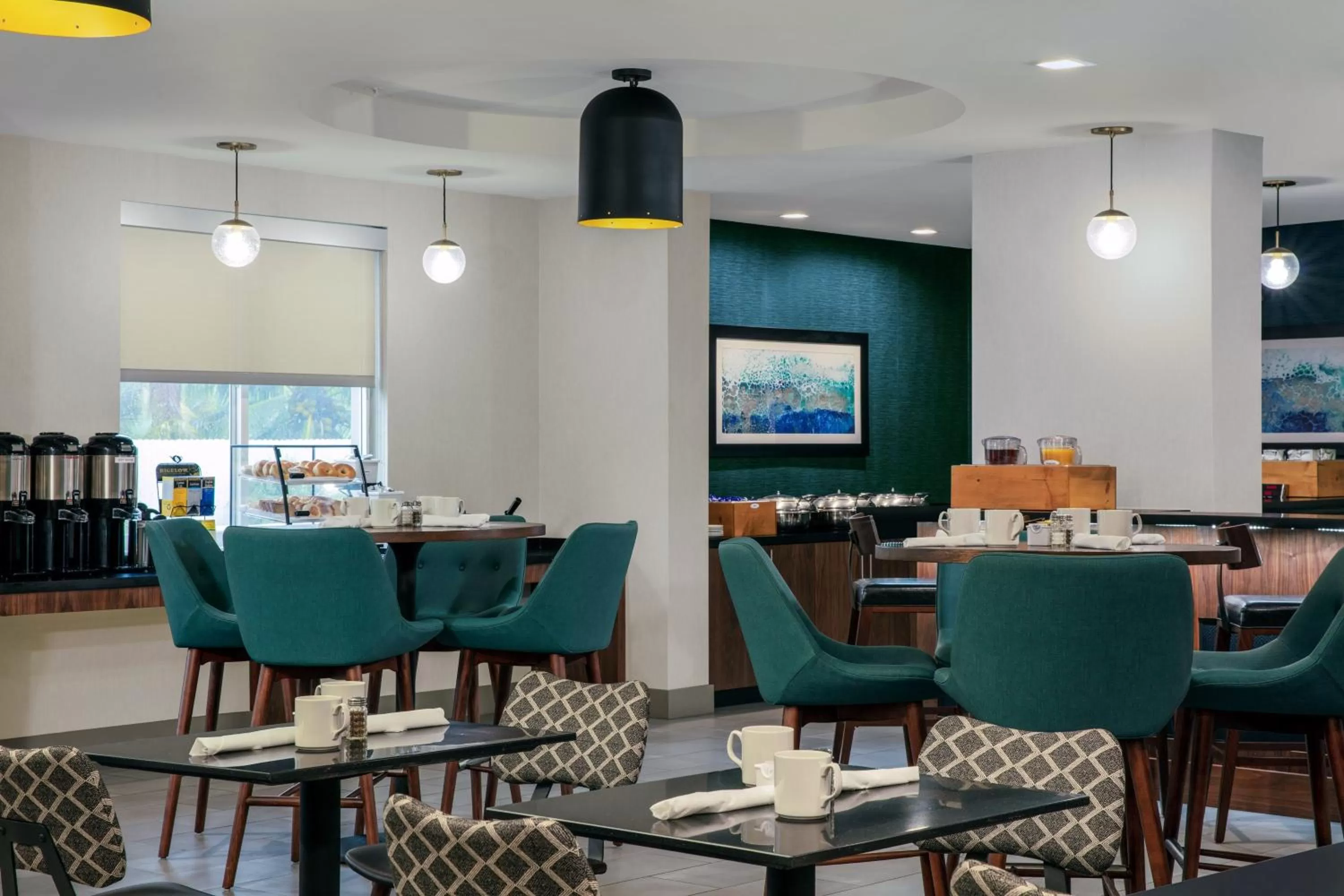 Lounge or bar in Four Points by Sheraton Fort Lauderdale Airport - Dania Beach