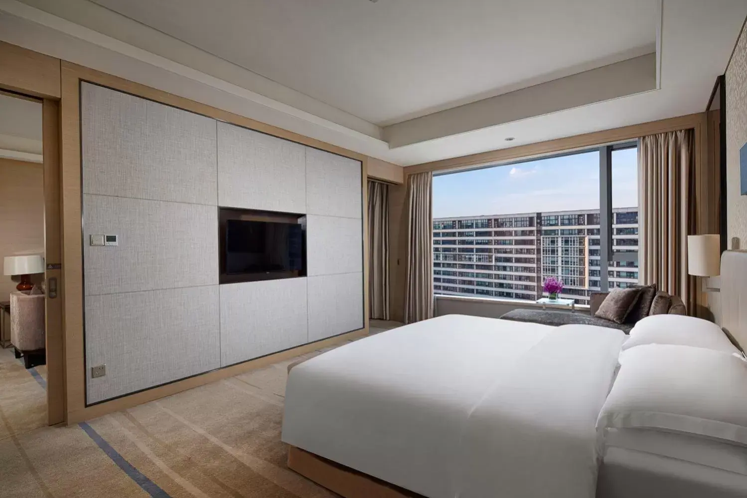 One-Bedroom Suite Lounge Access in Crowne Plaza Guangzhou Huadu by IHG - Free Shuttle bus between hotel to Exhibition Center During Canton Fair One-Bedroom Suite Lounge Access in Crowne Plaza Guangzhou Huadu by IHG - Free Shuttle bus between hotel to Exhibition Center During Canton Fair
