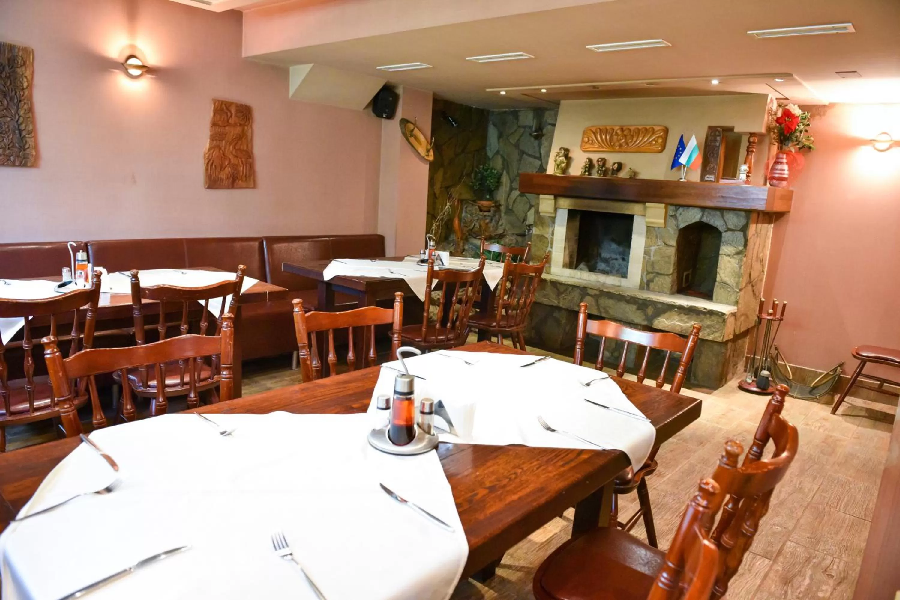 Restaurant/places to eat in Martin Club Hotel