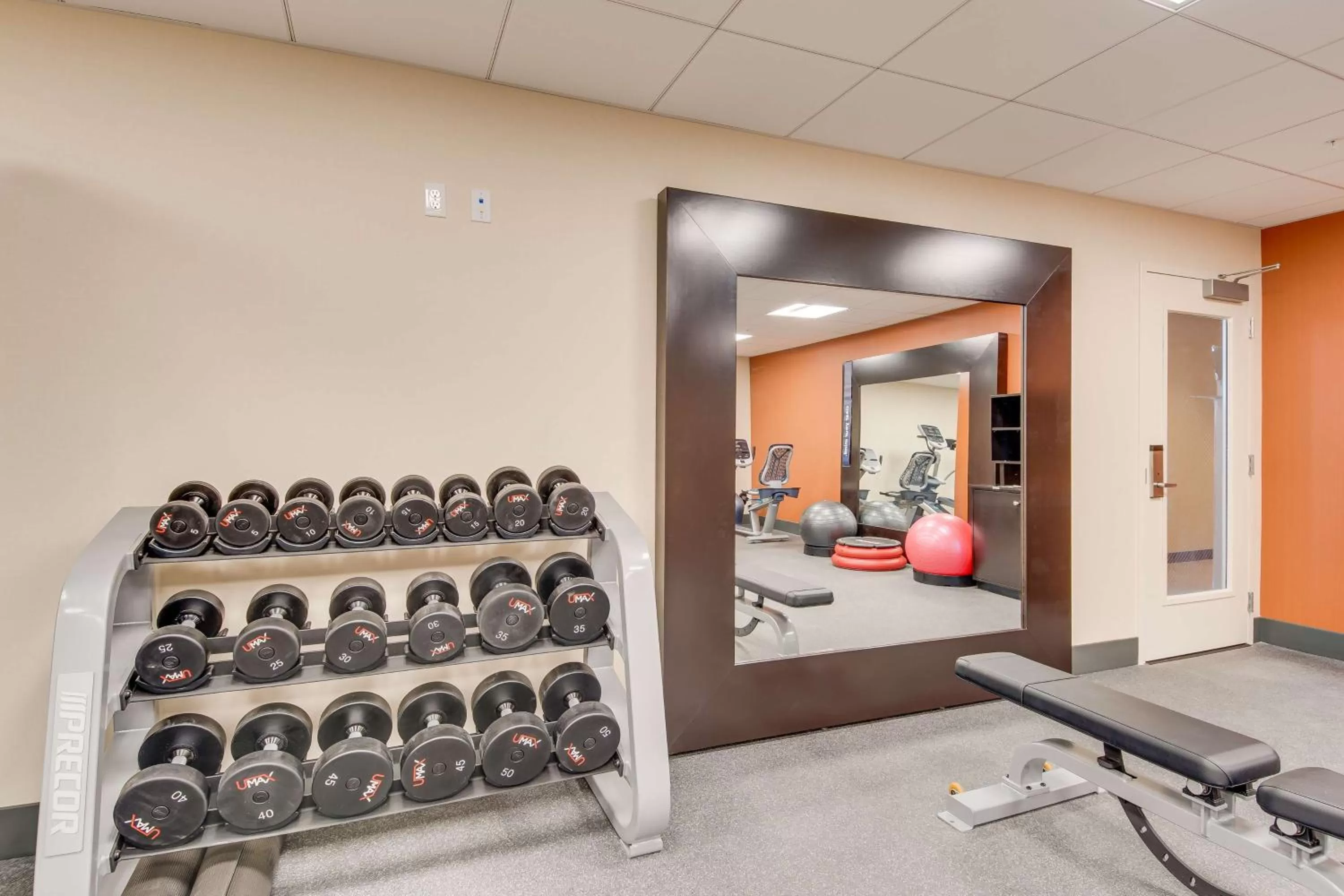 Fitness centre/facilities in Hampton Inn & Suites Los Angeles - Glendale