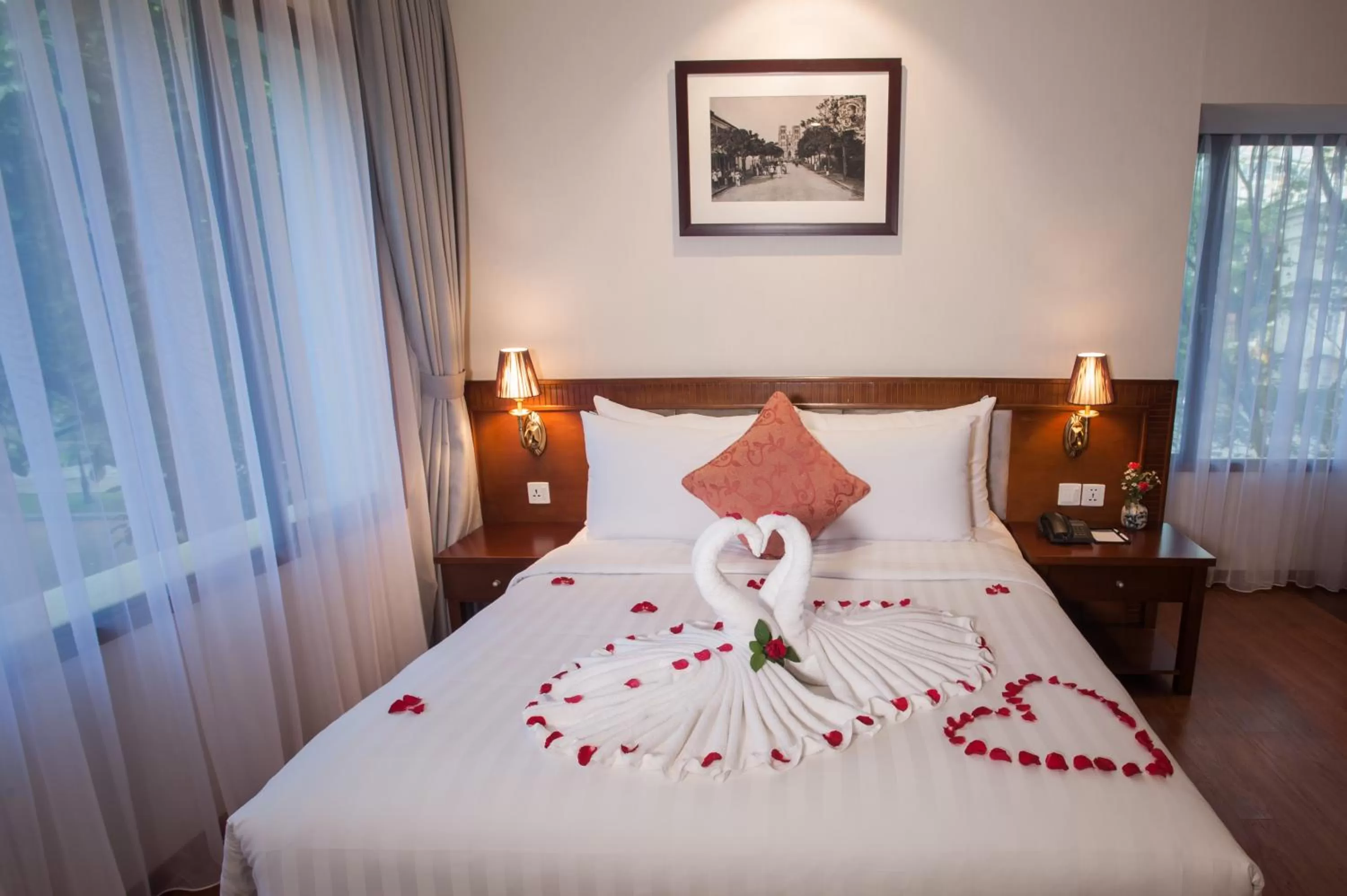 Bedroom, Bed in Mon Regency Hotel