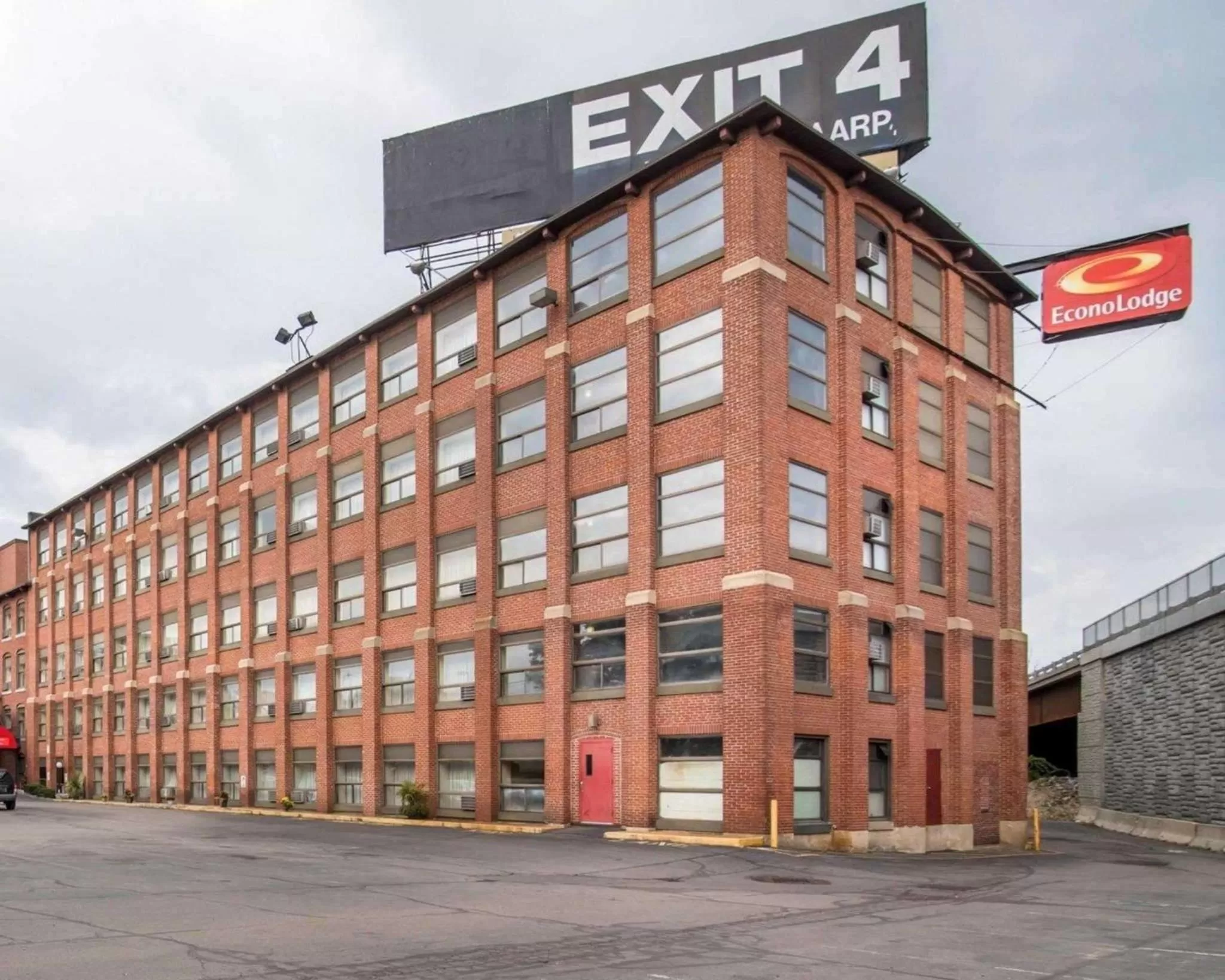 Property building in Econo Lodge Manchester