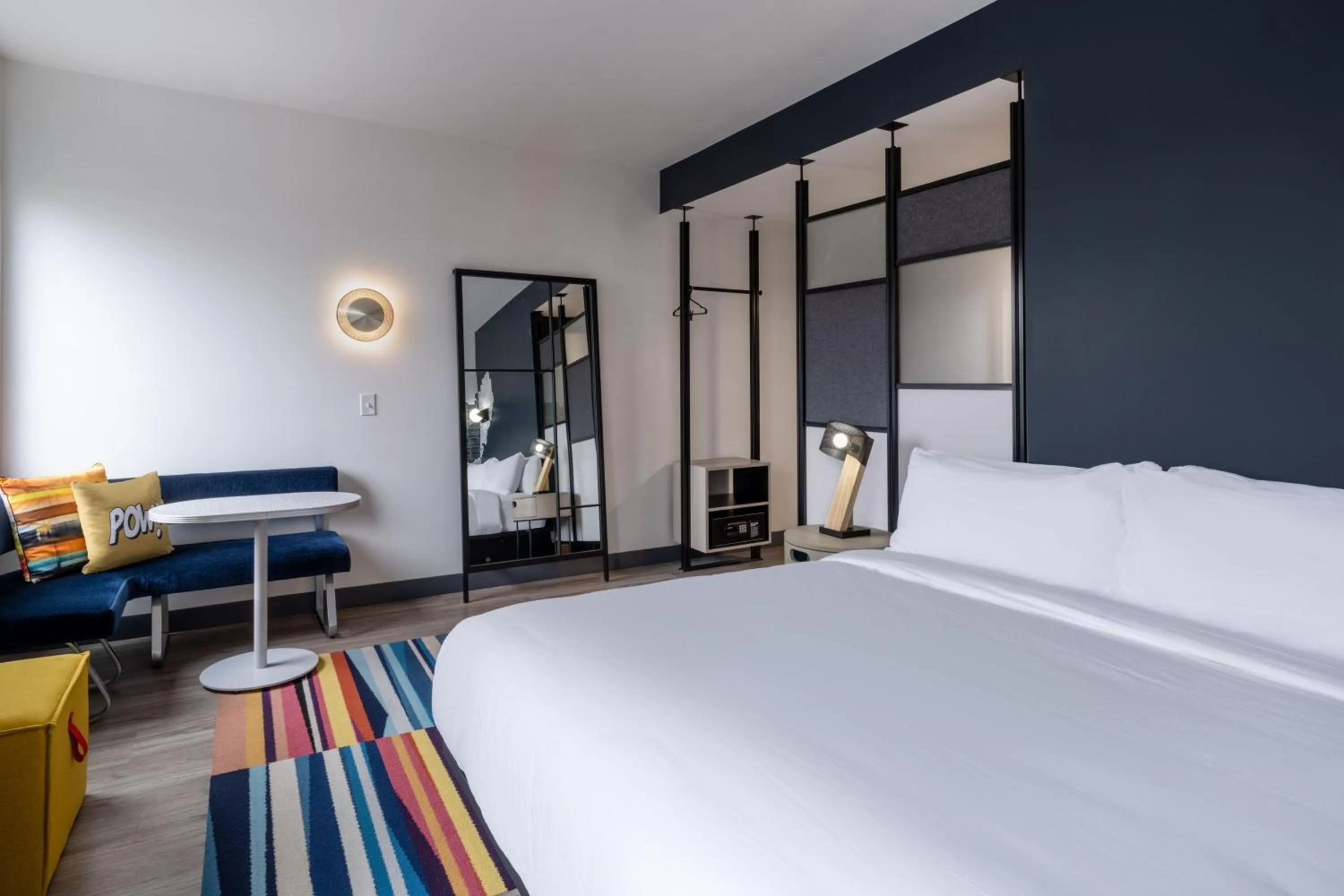 Photo of the whole room, Bed in Aloft Austin South