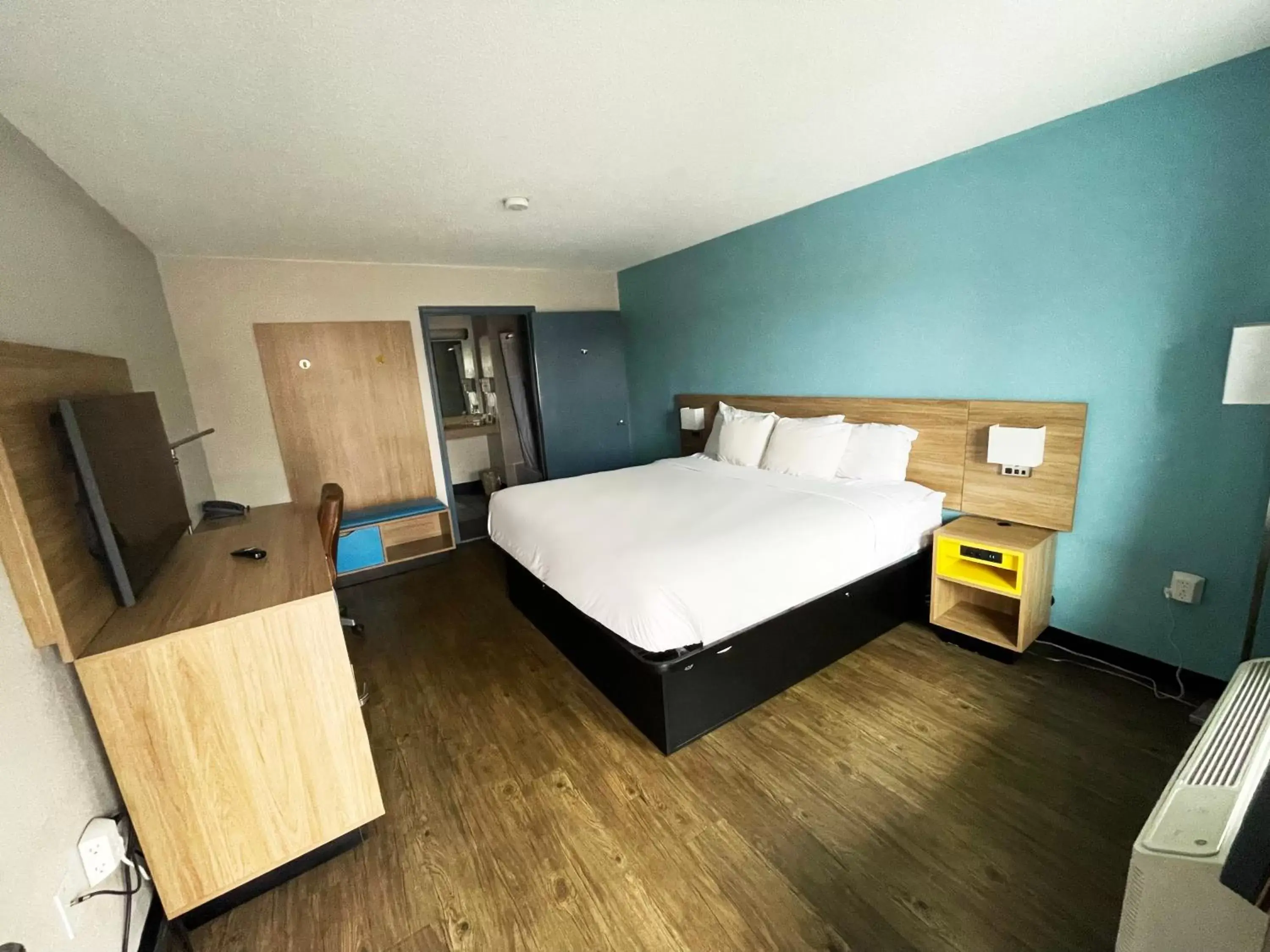 King Room - Disability Access/Non-Smoking in Days Inn by Wyndham Raleigh Glenwood-Crabtree King Room - Disability Access/Non-Smoking in Days Inn by Wyndham Raleigh Glenwood-Crabtree