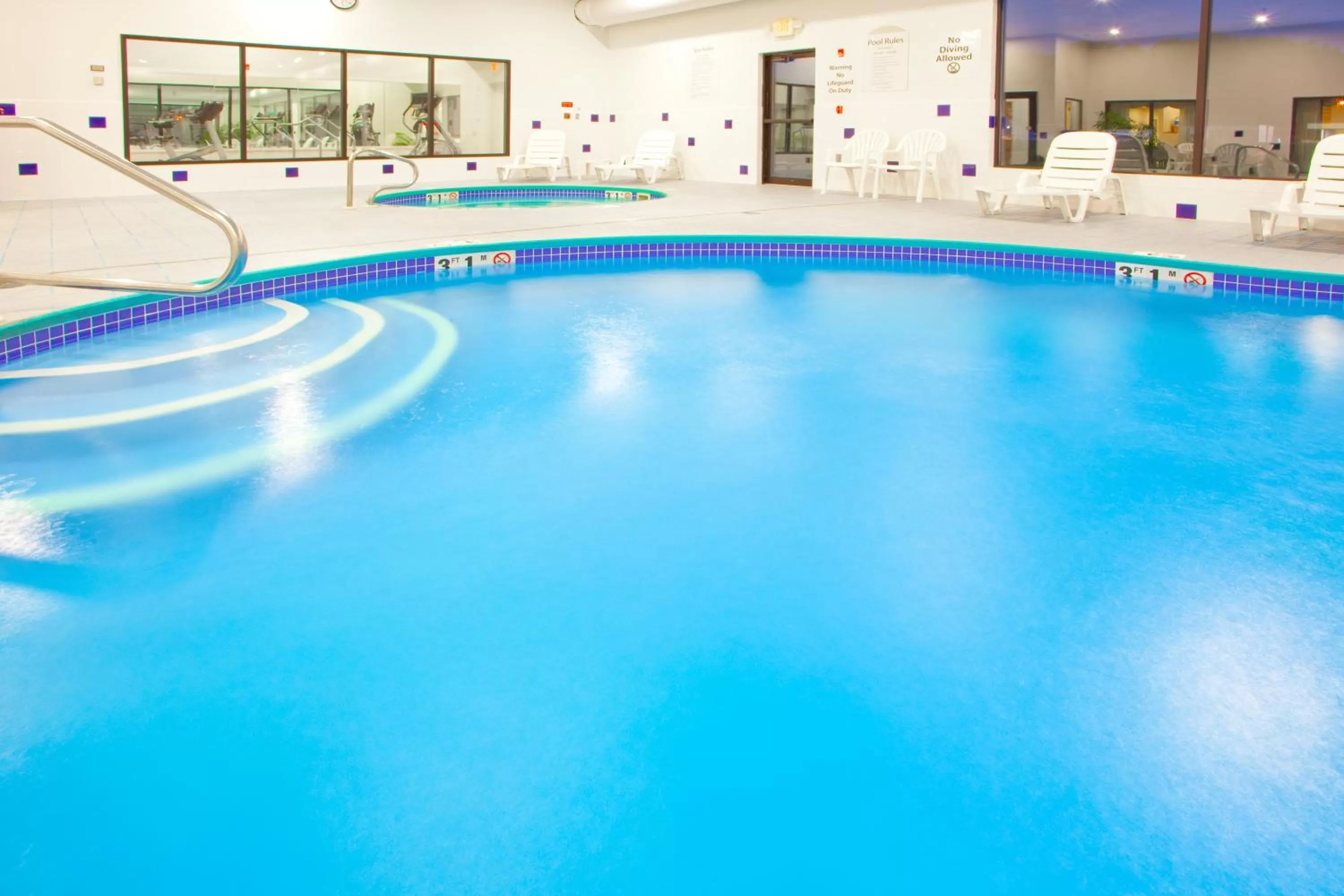 Swimming pool in Holiday Inn Express Hotel & Suites Elkins by IHG