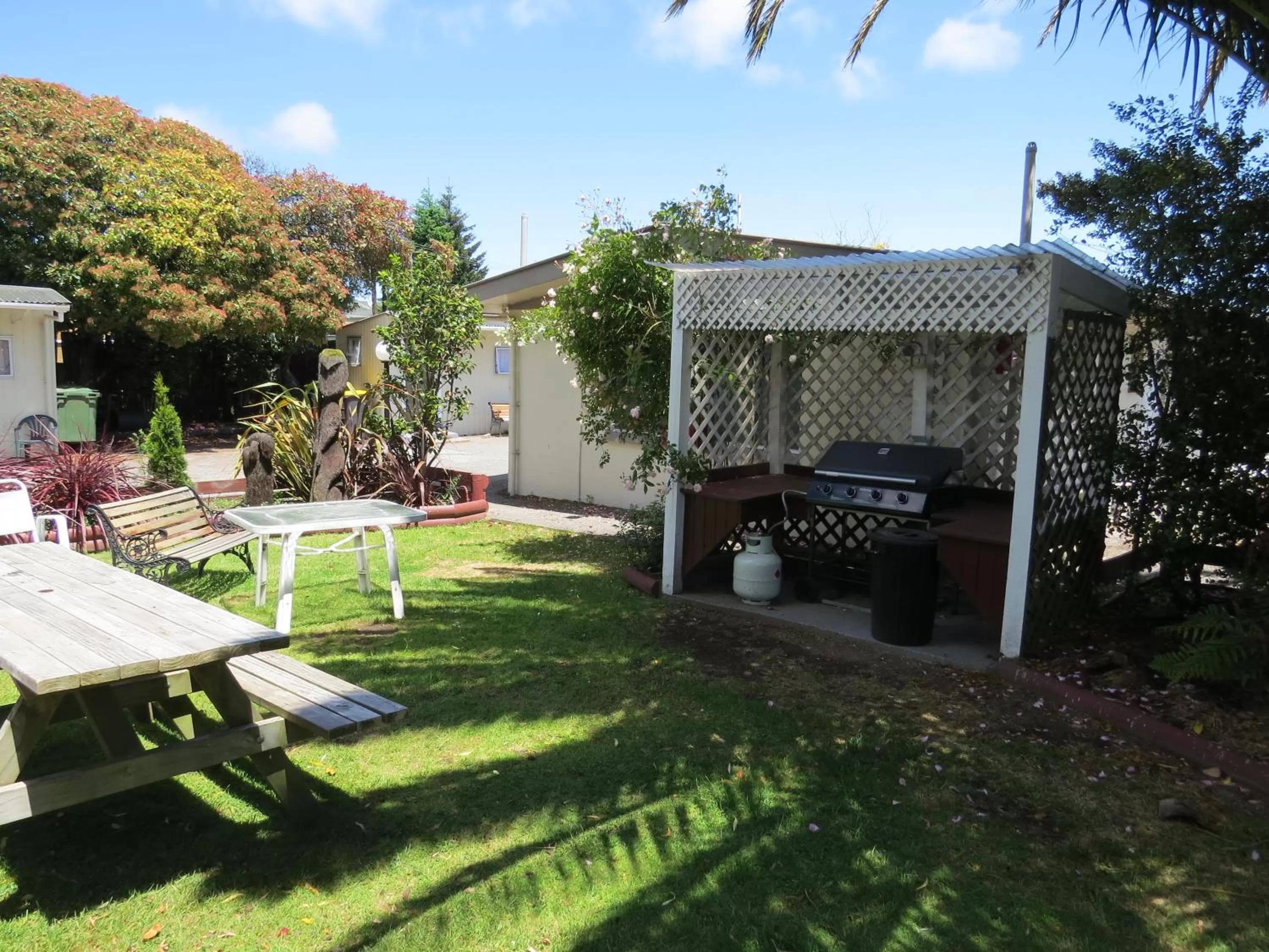 Day in Camellia Court Family Motel