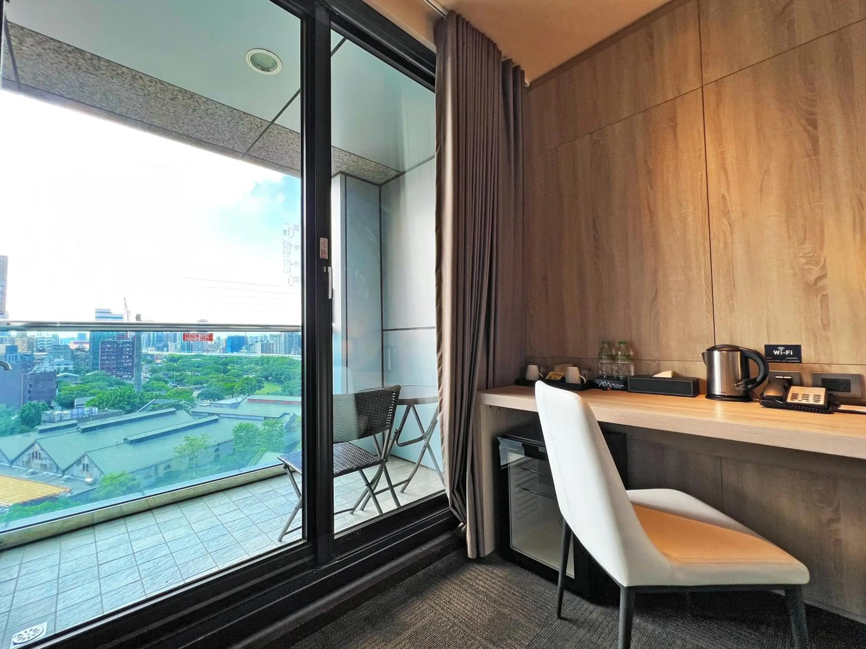 Twin Room with City View and Balcony in Wallsun Hotel Twin Room with City View and Balcony in Wallsun Hotel