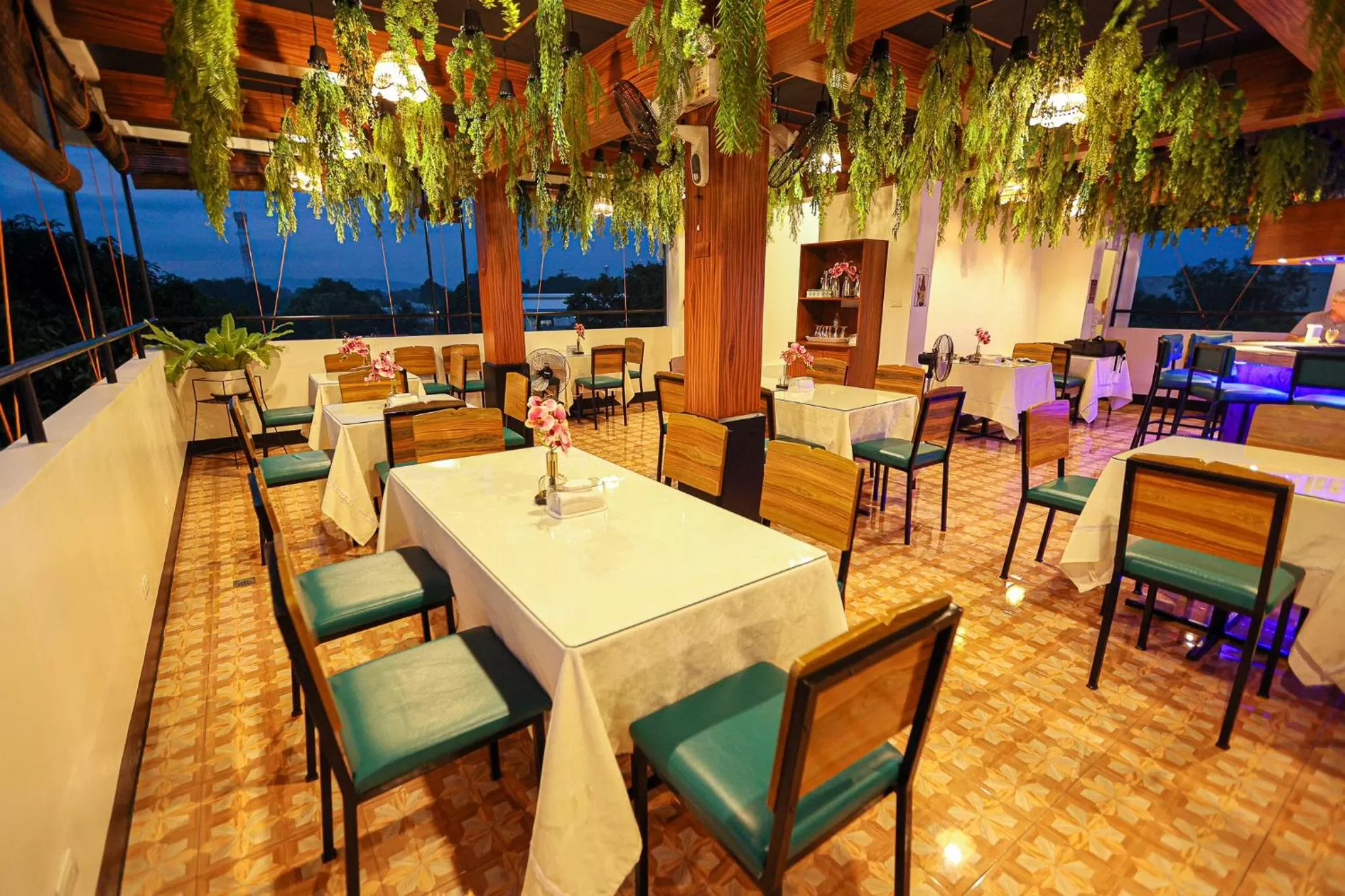 Restaurant/places to eat in Kingswick Residences & Lodge