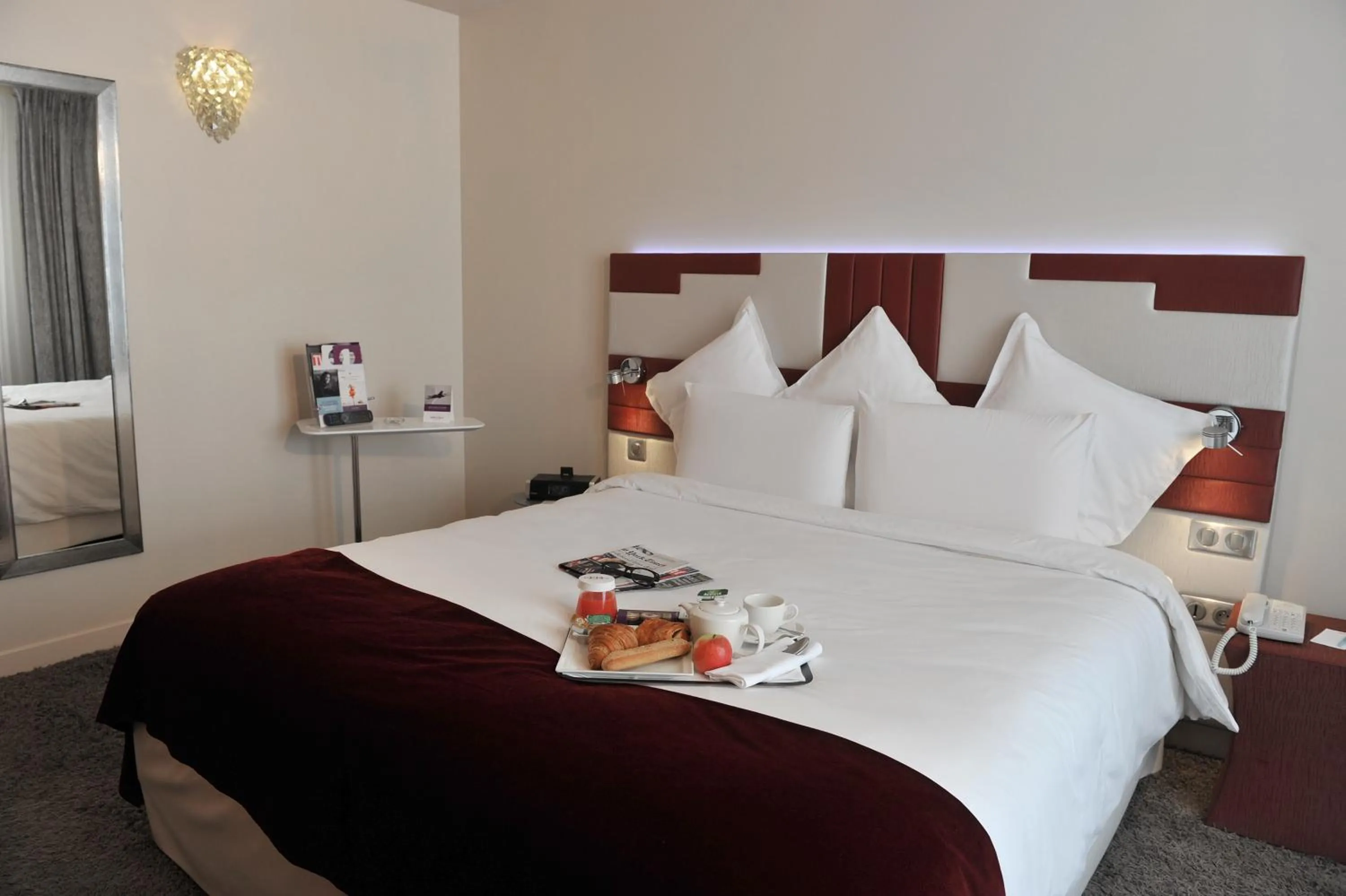 Photo of the whole room, Bed in Mercure Paris Opéra Faubourg Montmartre