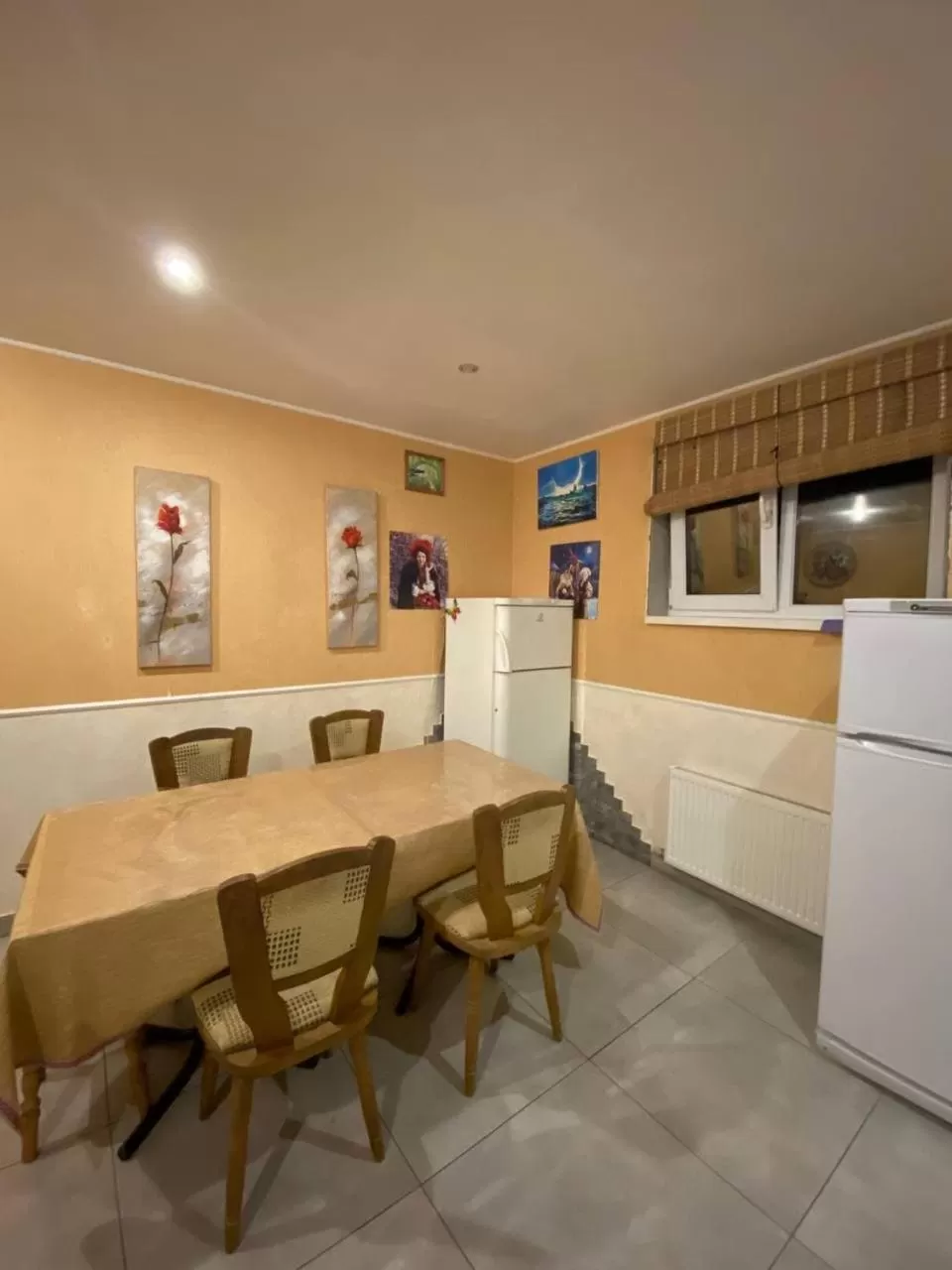 Dining area in Inn Khlibodarskiy