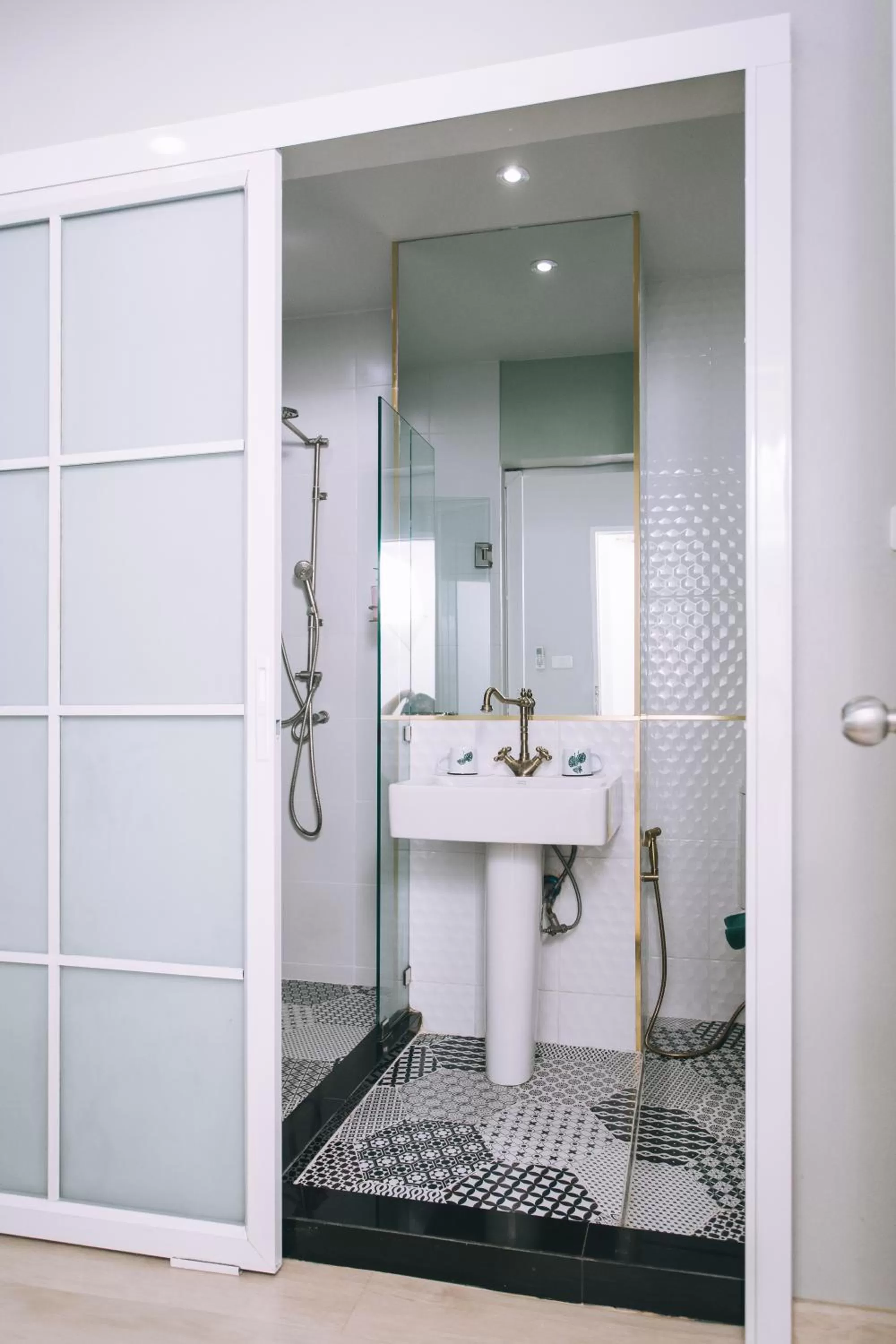 Bathroom in J's Cafe and Poshtel