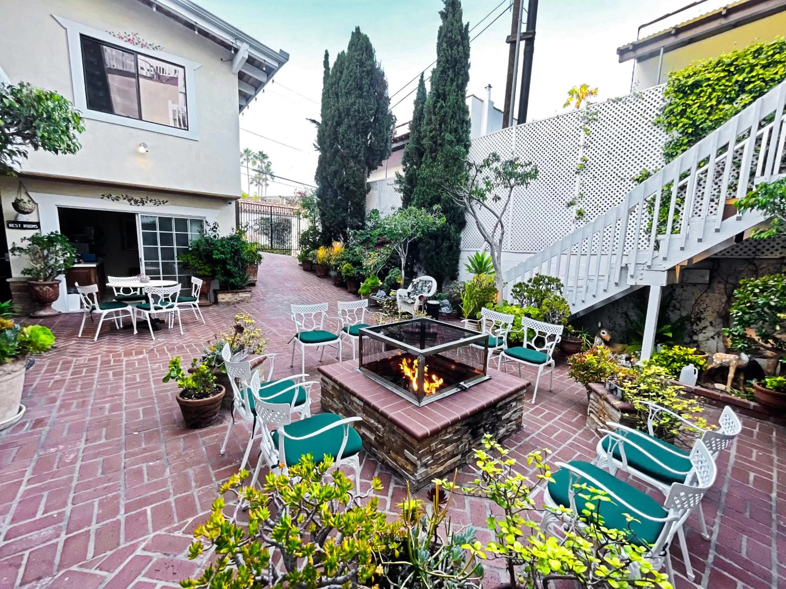 Property building in Catalina Courtyard Suites