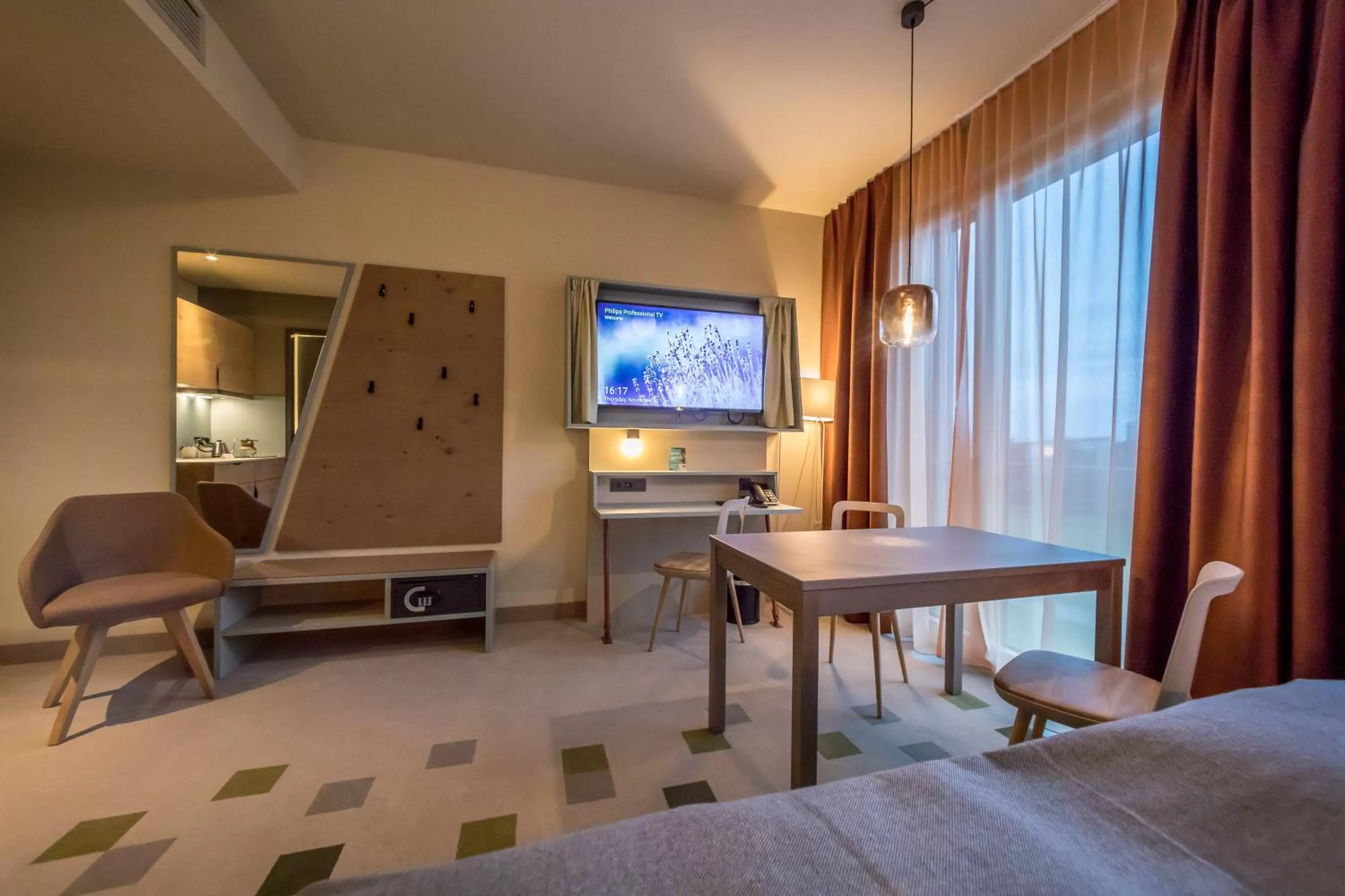 TV and multimedia, Bed in Hotel einsmehr