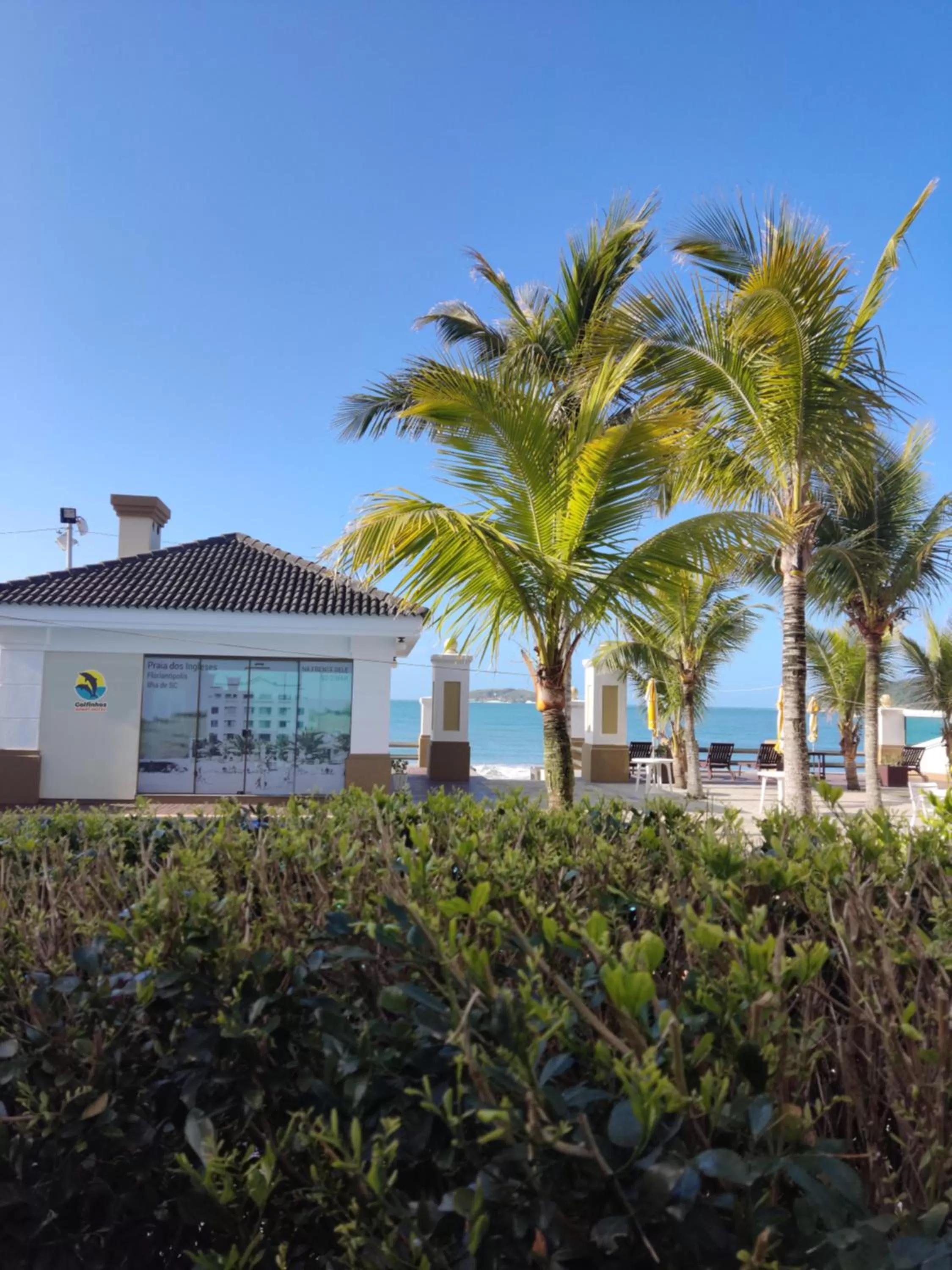 Patio, Property Building in Golfinhos Apart Hotel
