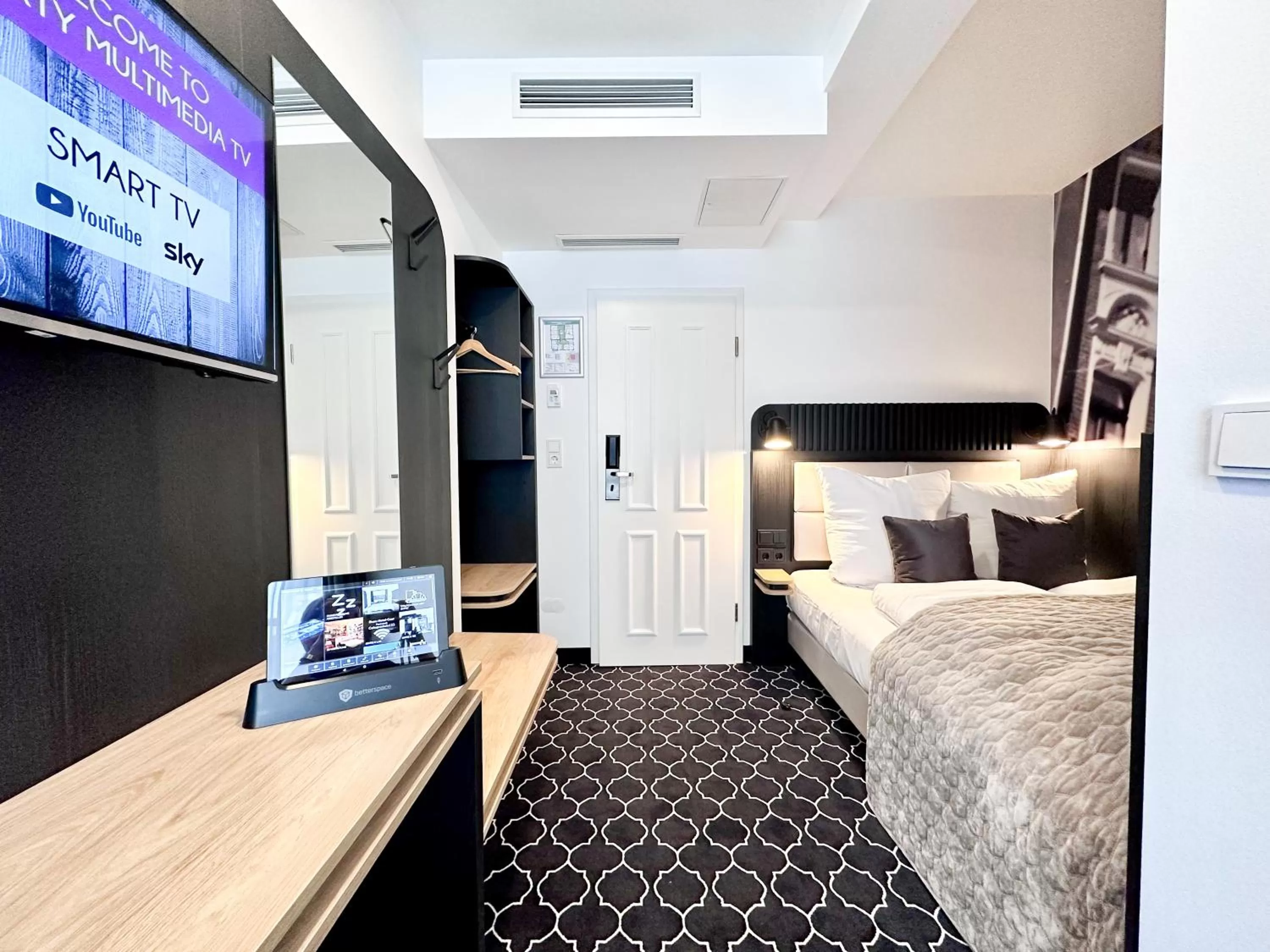 Photo of the whole room, Bed in Rhein Hotel St. Martin