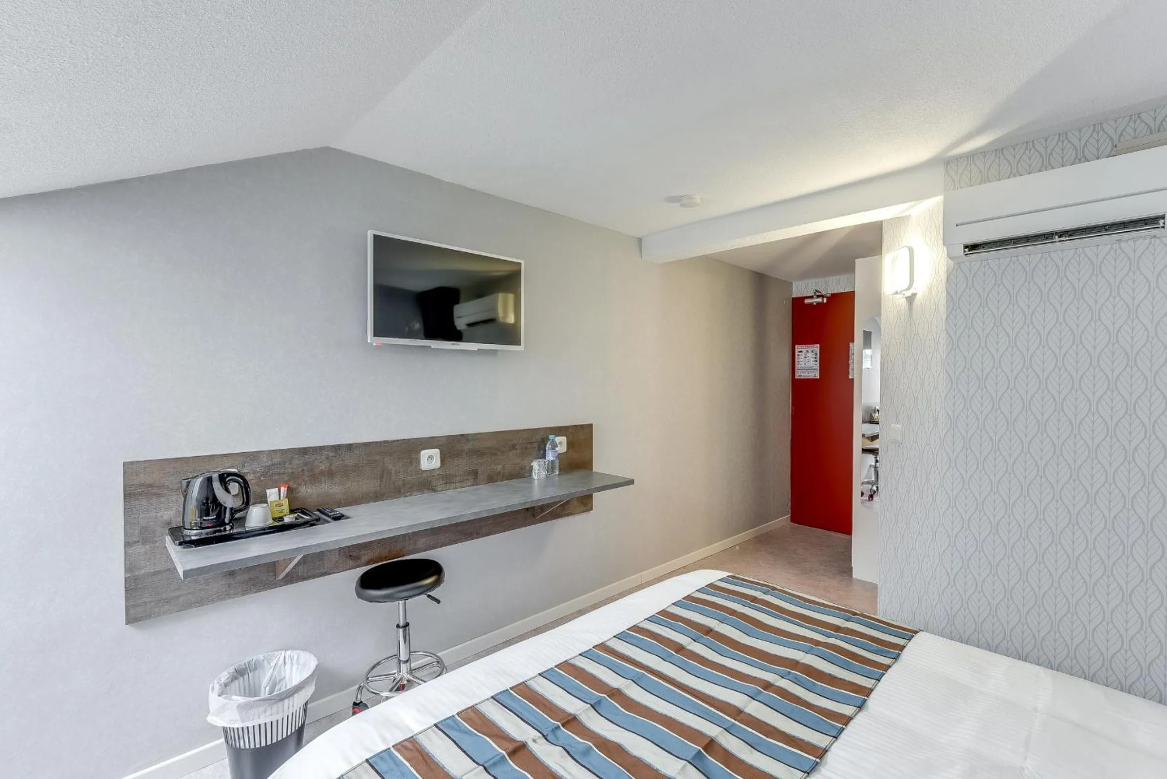 Bedroom, Bed in The Originals Access, Hotel Thouars