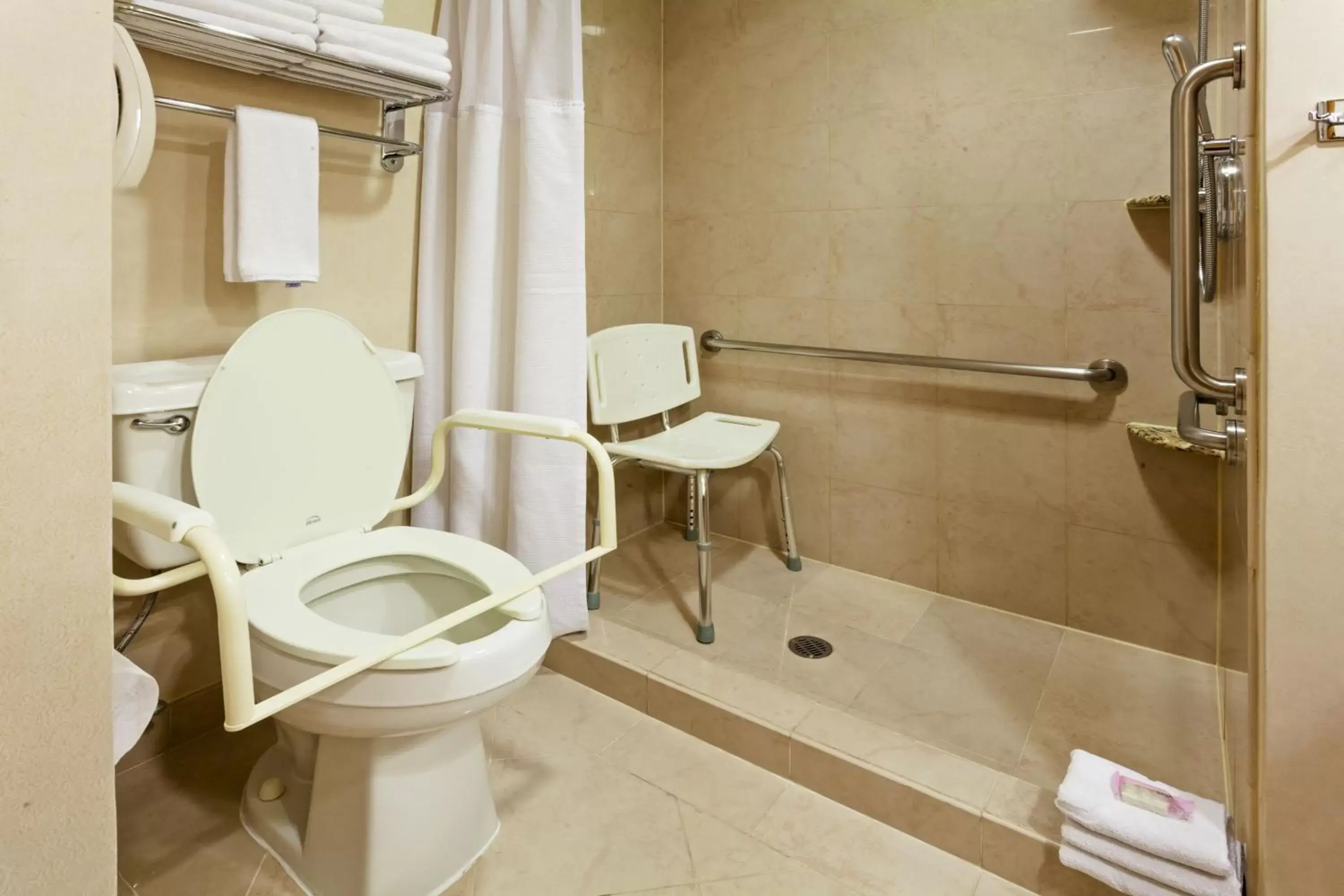 Standard King Room - Accessible in Crowne Plaza Torreon by IHG Standard King Room - Accessible in Crowne Plaza Torreon by IHG