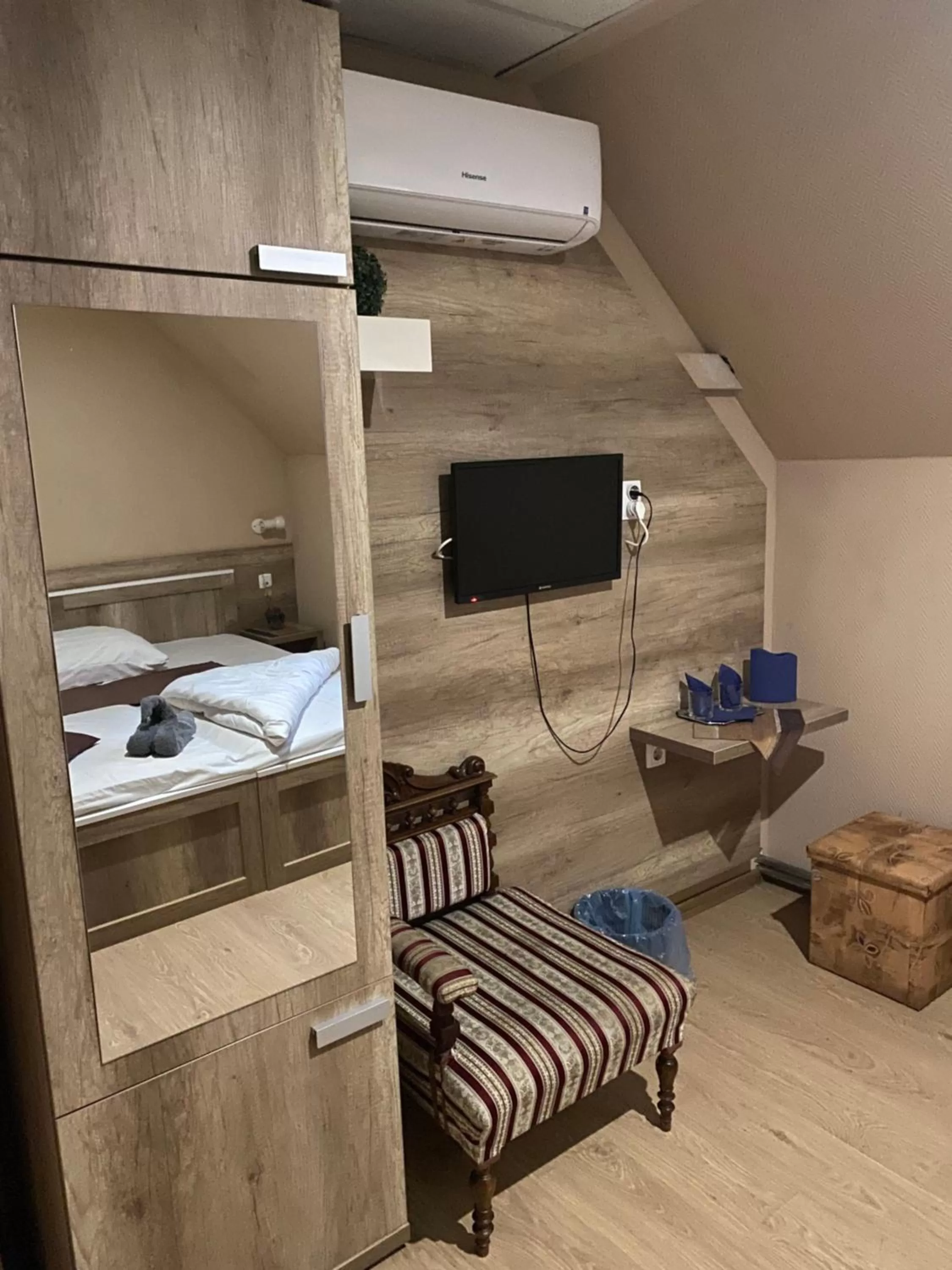 TV/Entertainment Center in Abszolút Hotel és Panzió