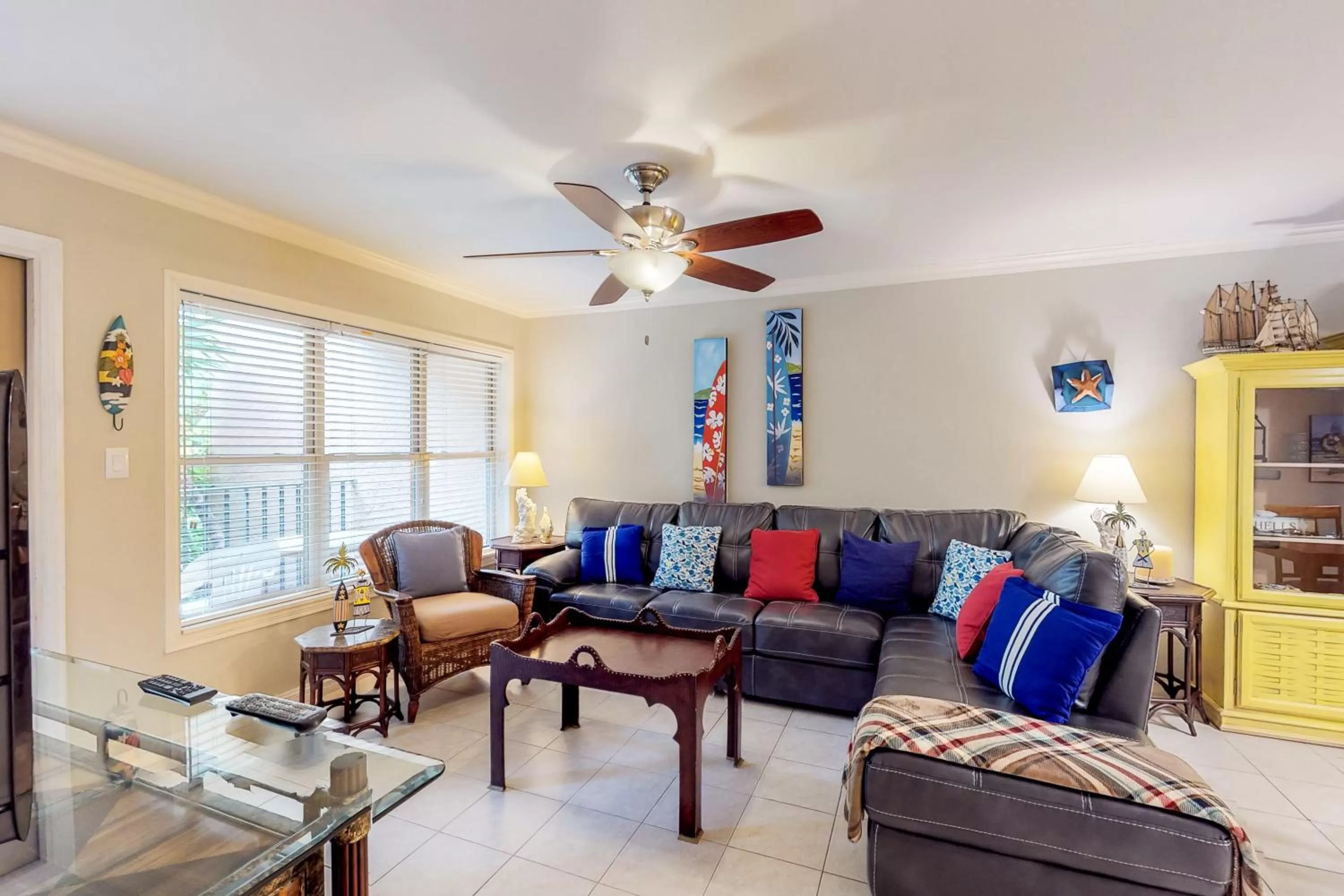 Seating Area in Beachview Condominiums: Wicker Wanderer (#109)