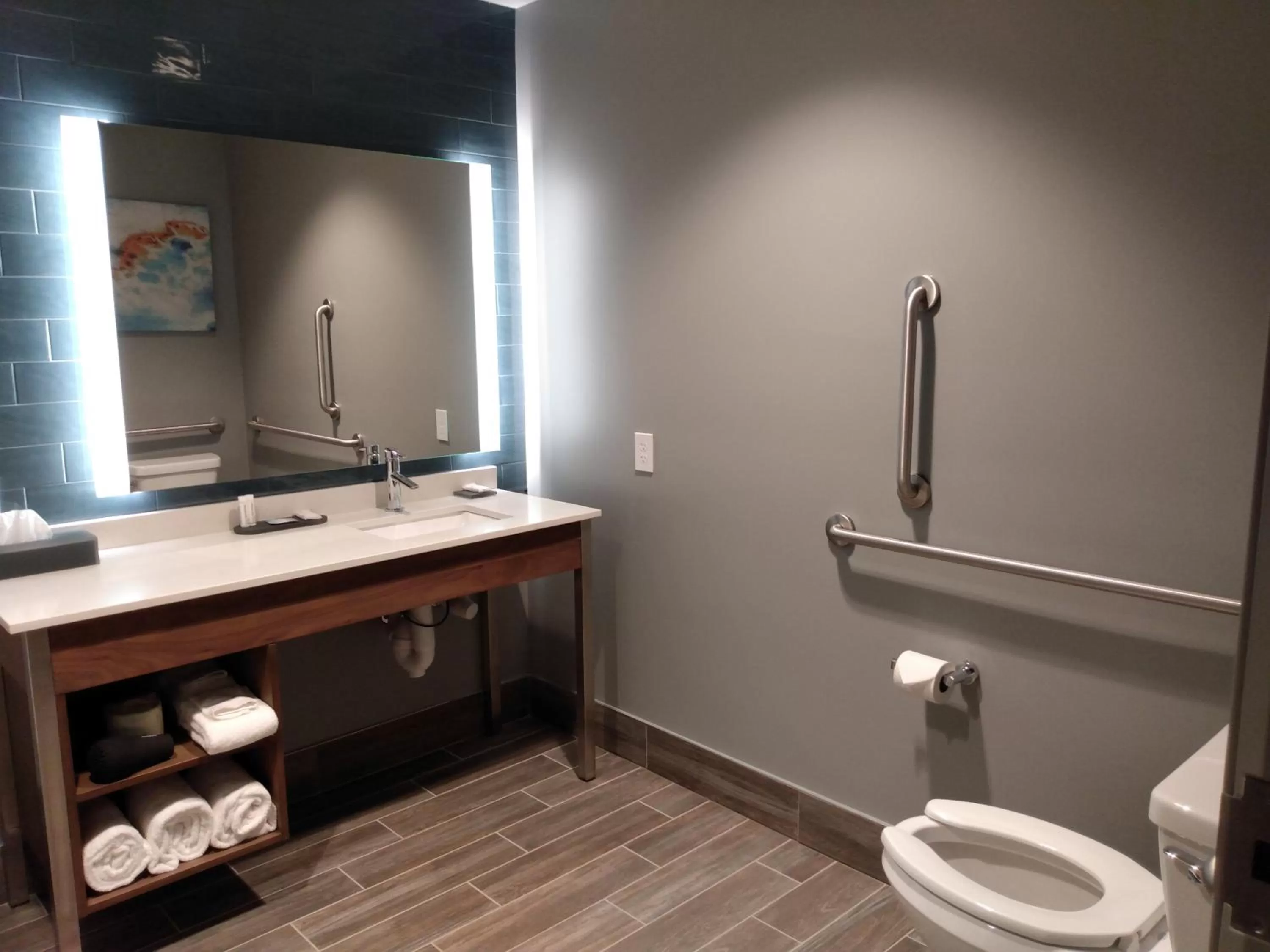 Bathroom in La Quinta Inn & Suites by Wyndham Bardstown