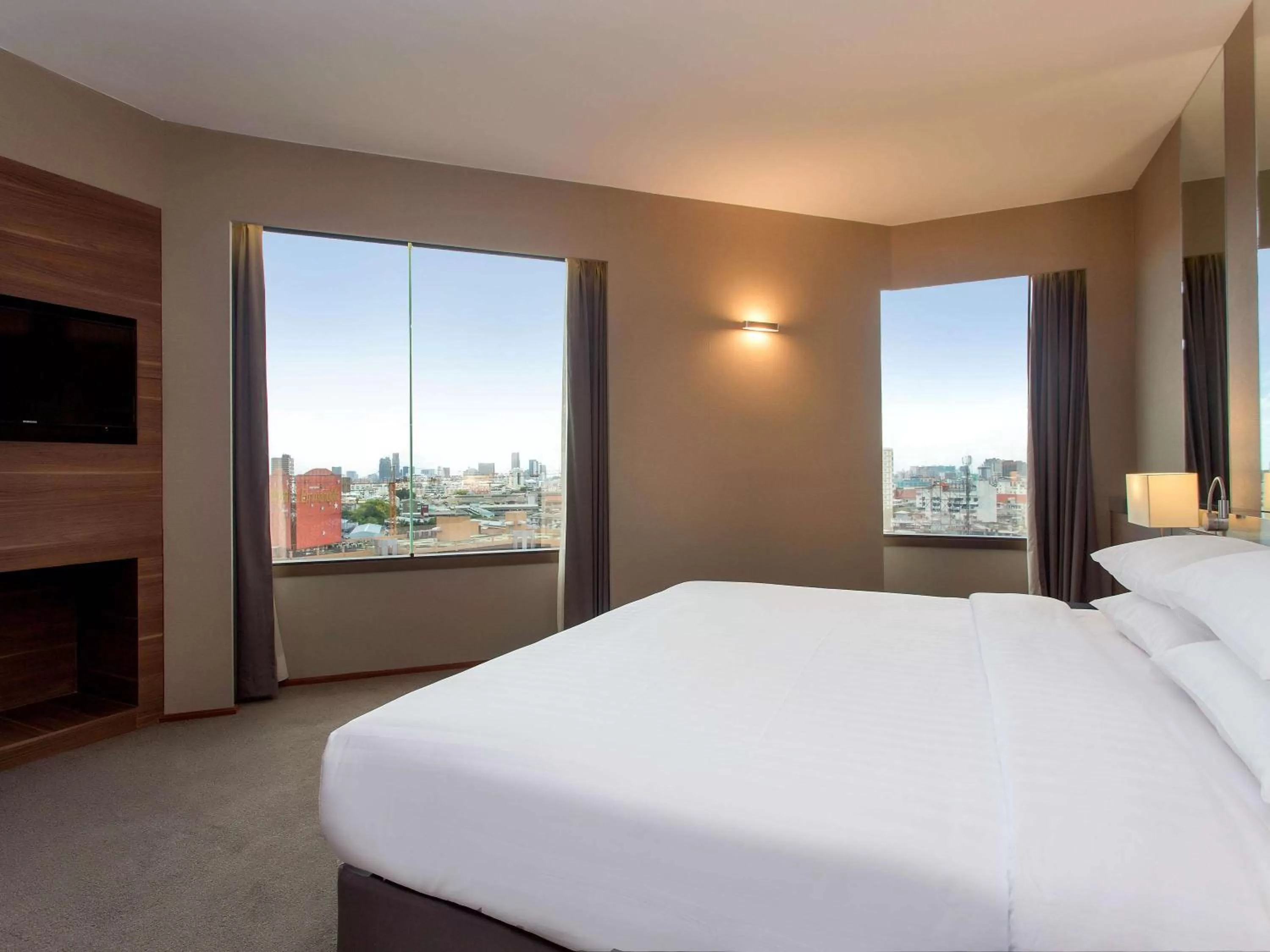 Photo of the whole room, Bed in Swissotel Bangkok Ratchada