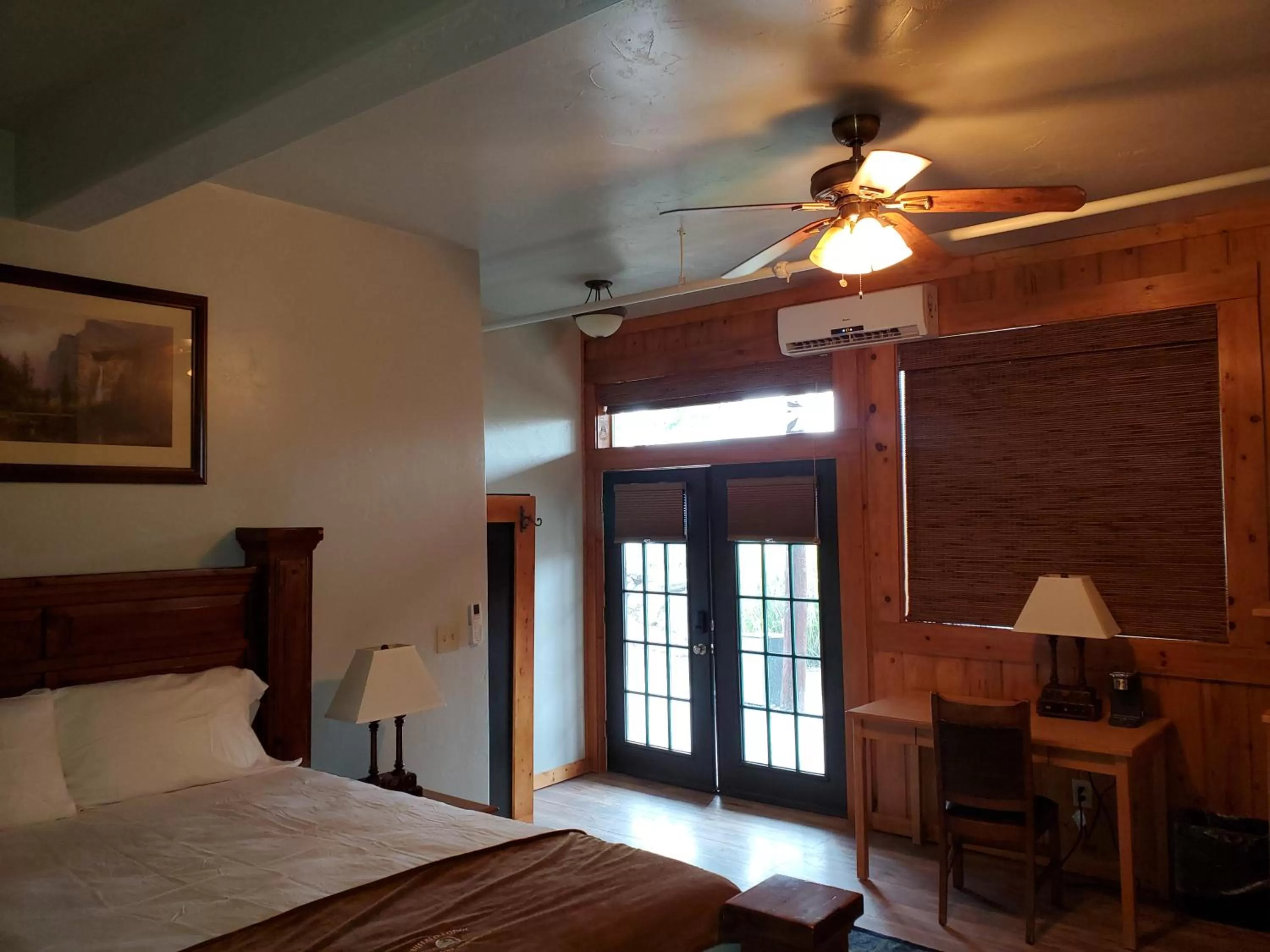 Photo of the whole room, Bed in Buffalo Lodge of Bigfork