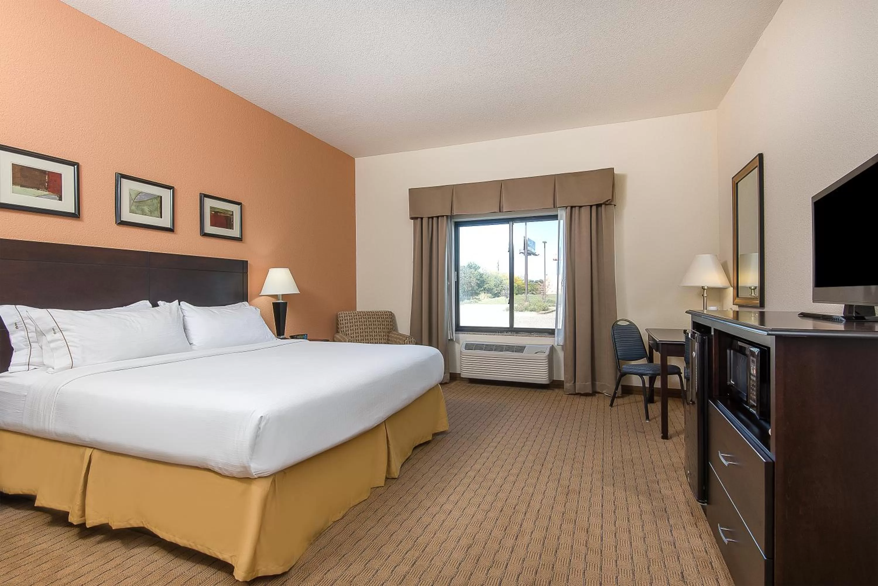 Photo of the whole room, Bed in Holiday Inn Express and Suites Lafayette East by IHG