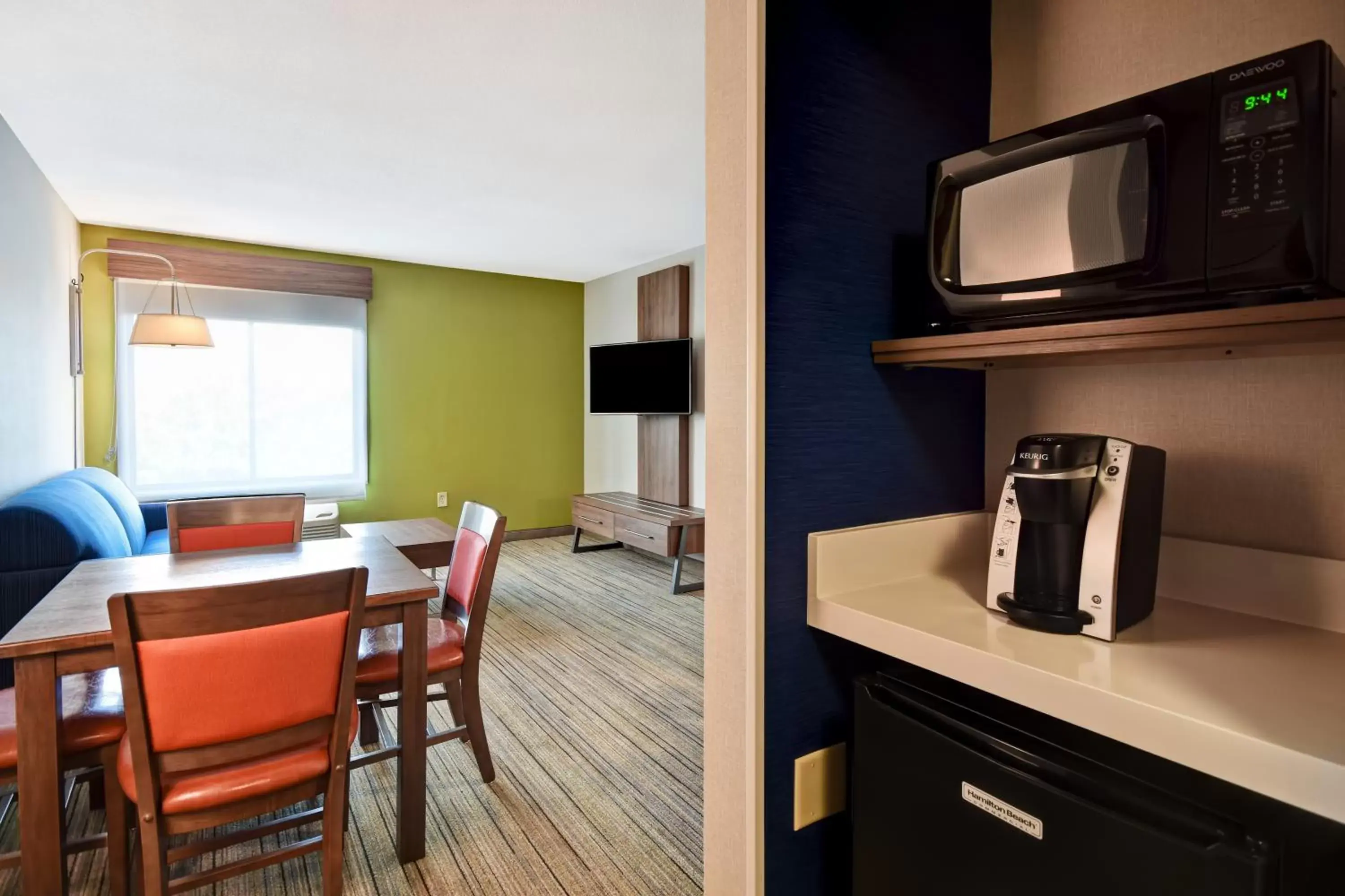 King Suite in Holiday Inn Express Newport North - Middletown by IHG King Suite in Holiday Inn Express Newport North - Middletown by IHG